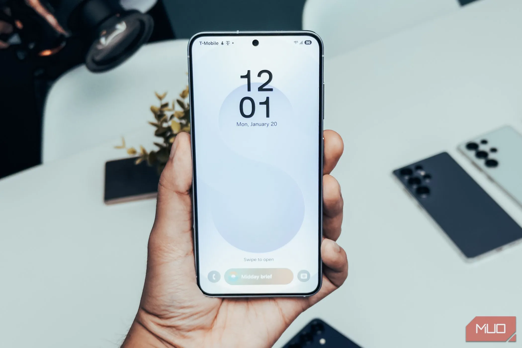 Màn hình khóa của Samsung Galaxy S25 hiển thị tính năng Galaxy AI Daily Brief mới, được sử dụng trong tay người dùng.