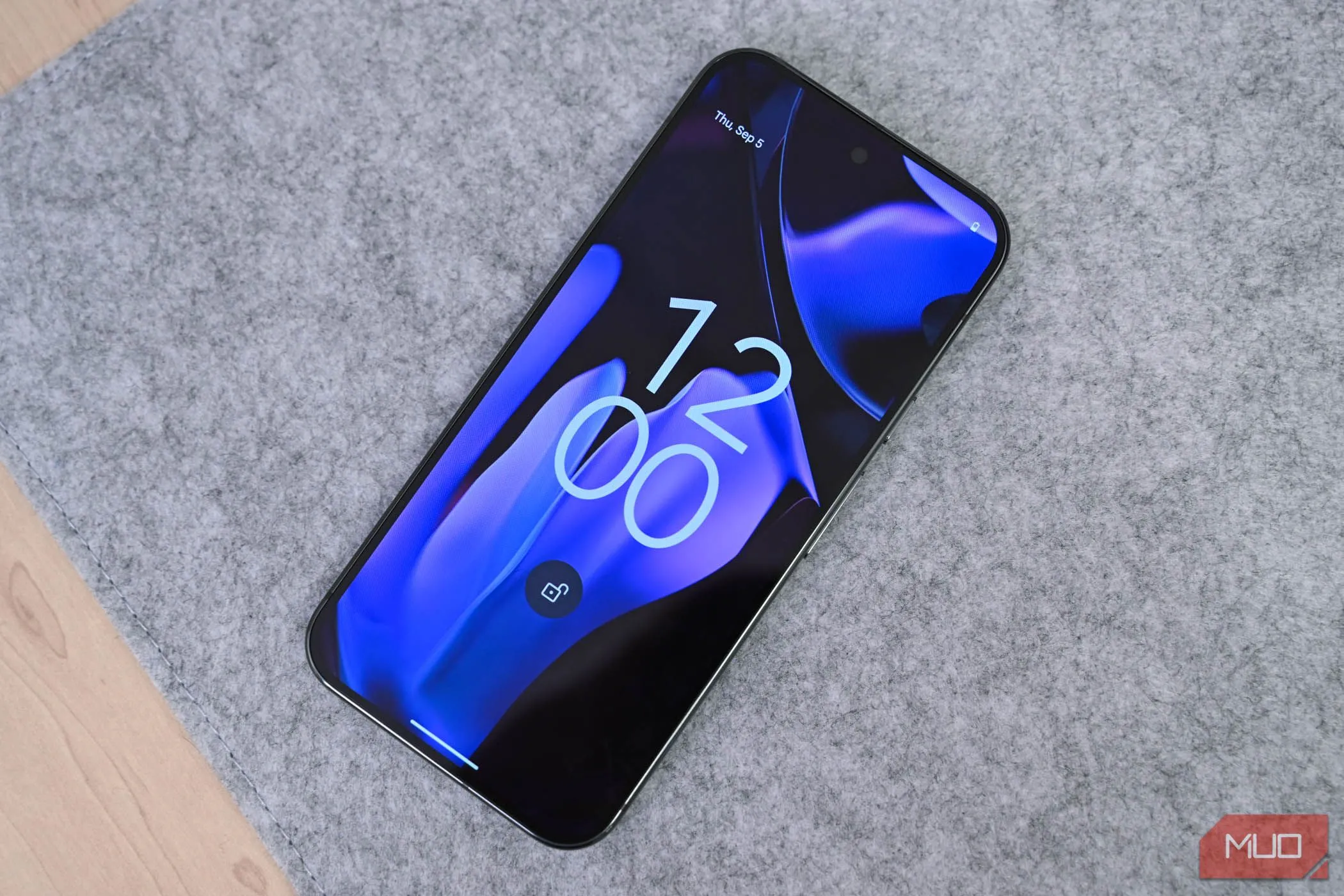 Màn hình khóa điện thoại Android 16 với thông báo bảo mật nâng cao