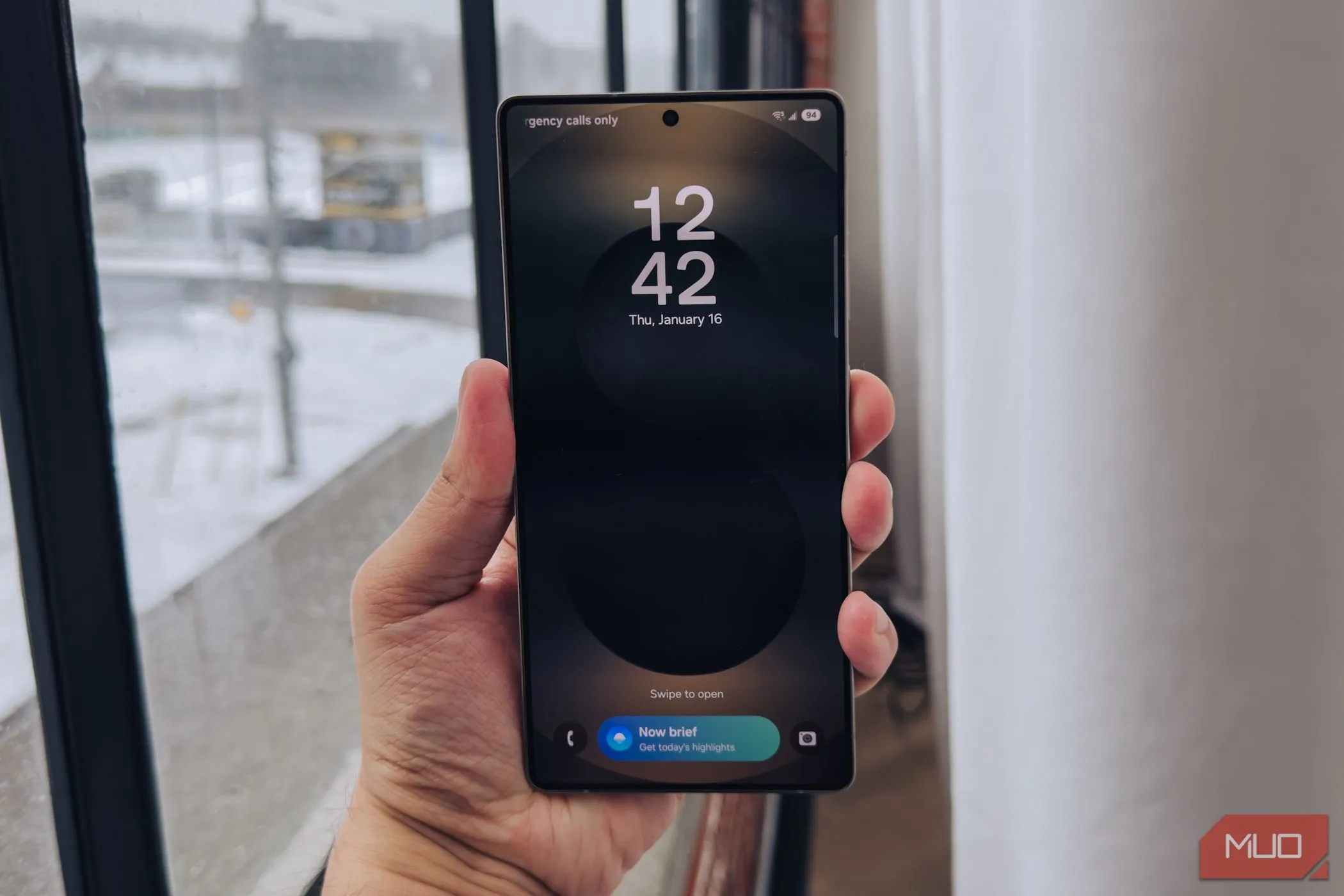 Màn hình khóa Galaxy S25 Ultra hiển thị tính năng Now Brief