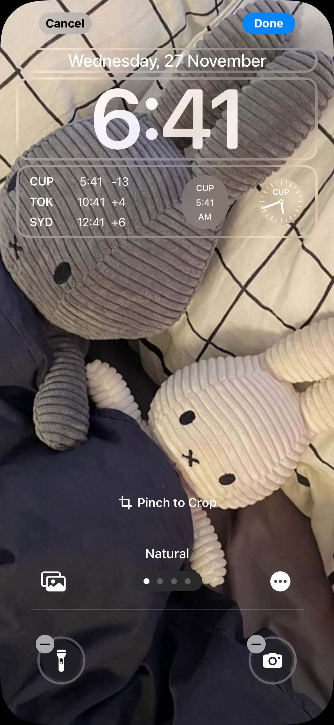Màn hình khóa iPhone với nhiều widget Đồng hồ hiển thị múi giờ khác nhau