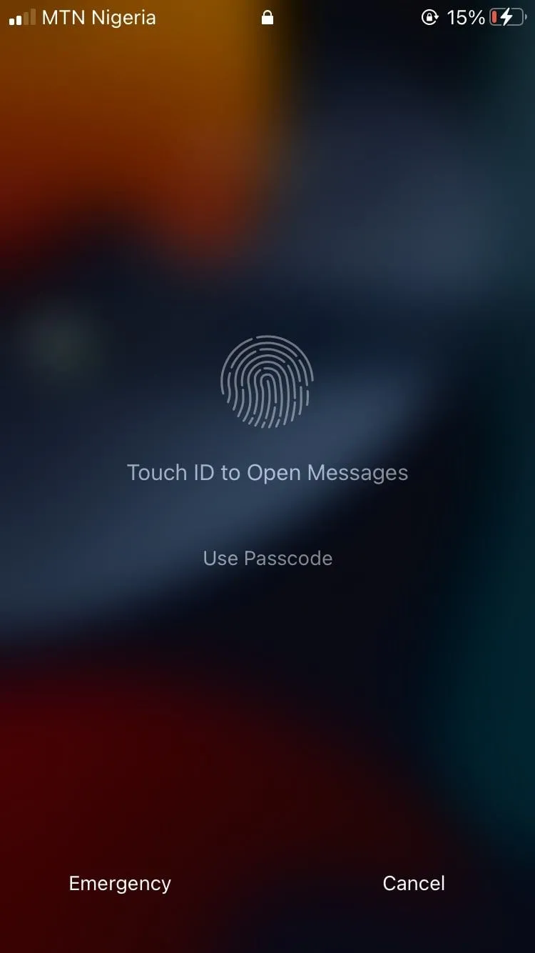 Màn hình khóa iPhone yêu cầu Touch ID để hiển thị chi tiết thông báo tin nhắn