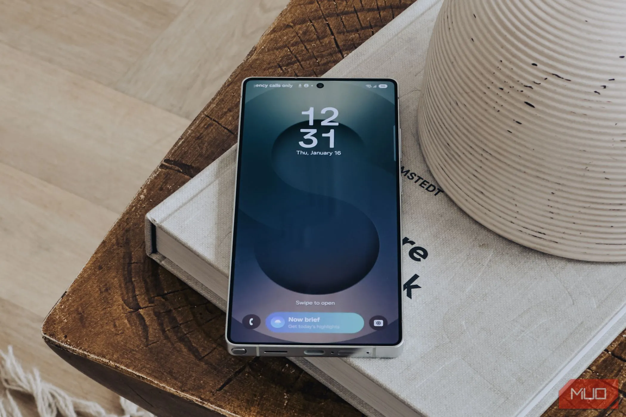 Màn hình khóa Samsung Galaxy S25 Ultra hiển thị thông báo Daily Brief, minh họa khả năng quản lý thông báo linh hoạt.