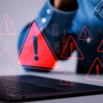 Màn hình laptop hiển thị cảnh báo mã độc ransomware và rò rỉ dữ liệu