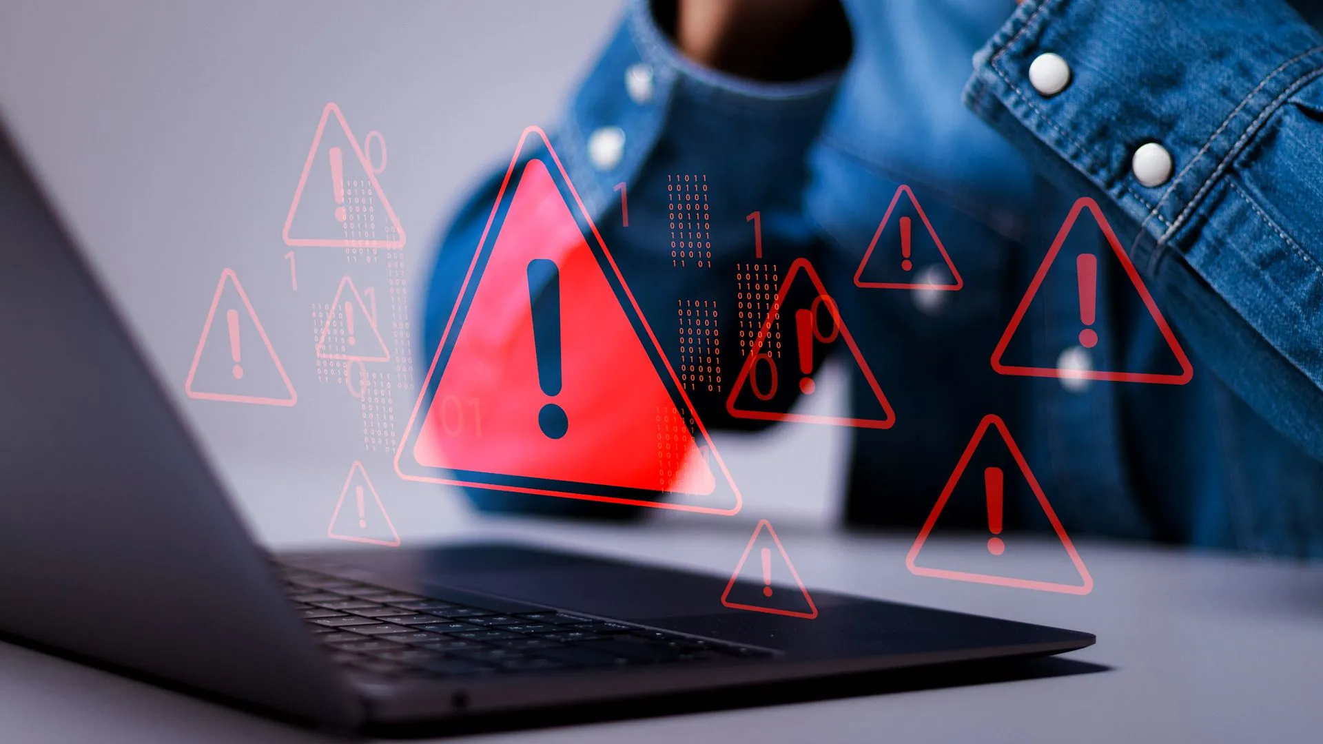 Màn hình laptop hiển thị cảnh báo mã độc ransomware và rò rỉ dữ liệu