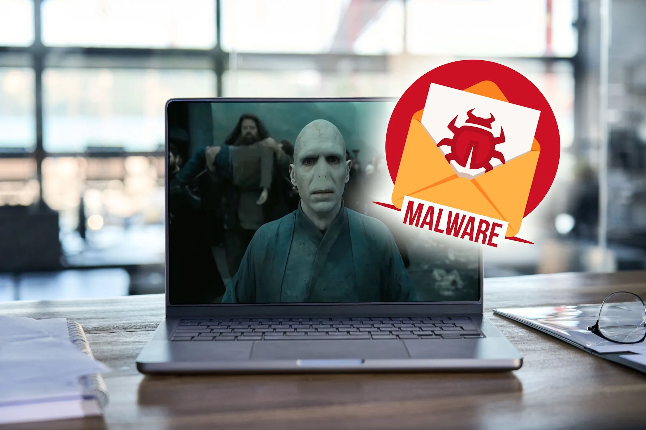 Màn hình laptop hiển thị cảnh báo mã độc Voldemort trên Dark Web, tượng trưng cho mối nguy hiểm tiềm ẩn