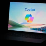 Màn hình laptop Windows hiển thị logo Copilot, minh họa cho các ứng dụng AI tích hợp trên máy tính AI.