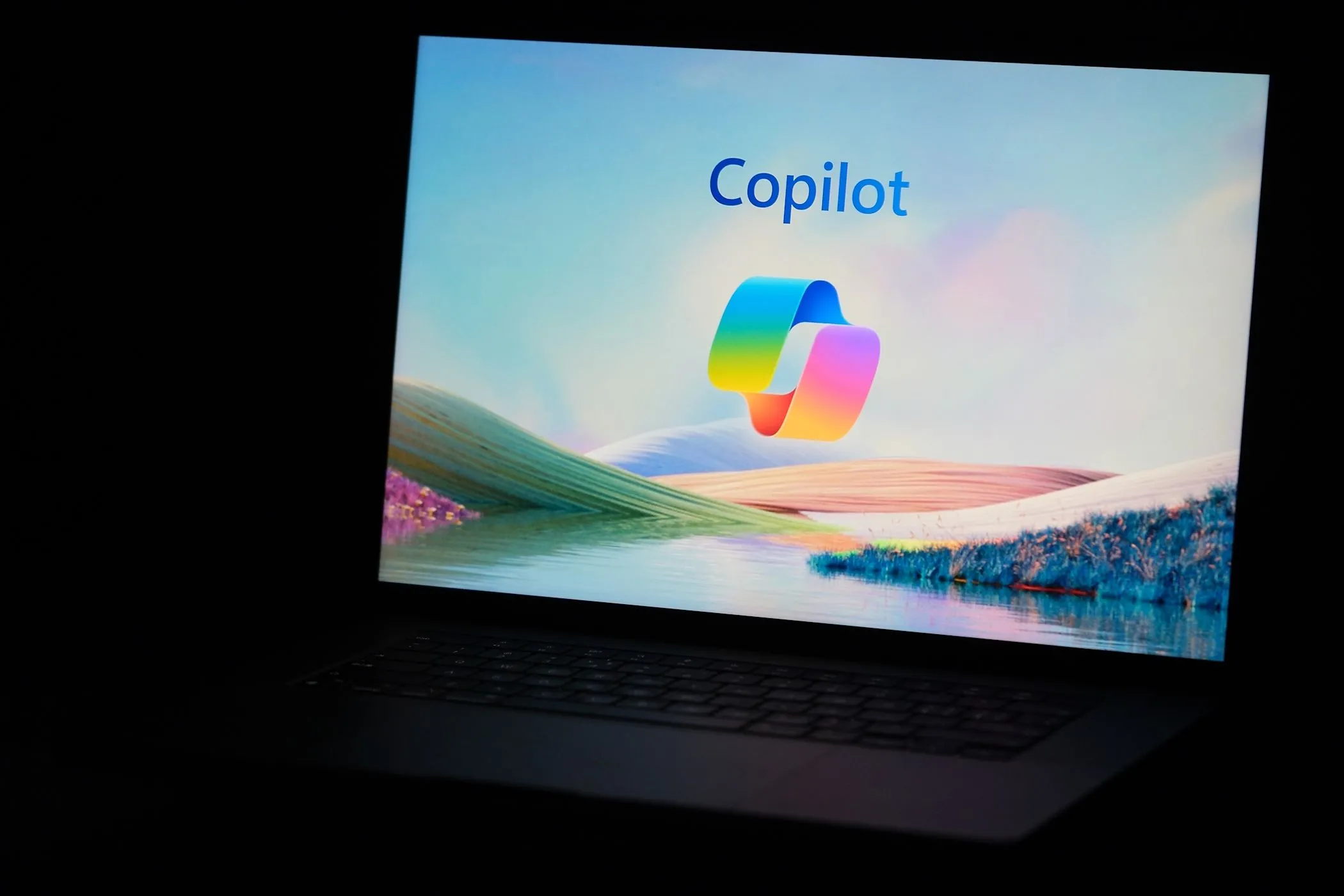 Màn hình laptop Windows hiển thị logo Copilot, minh họa cho các ứng dụng AI tích hợp trên máy tính AI.