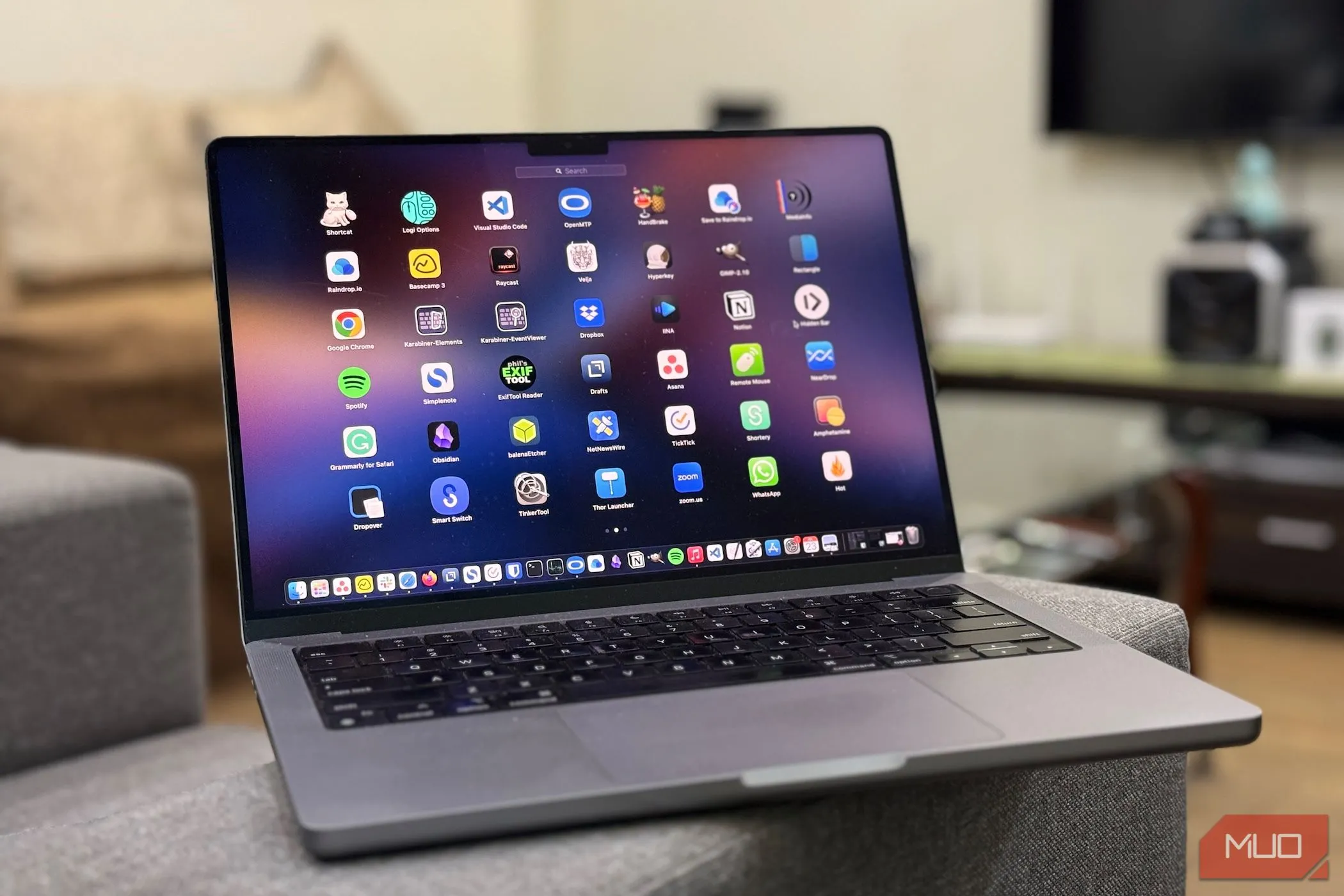 Màn hình Launchpad trên macOS hiển thị các ứng dụng cơ bản, minh chứng cho việc không có bloatware