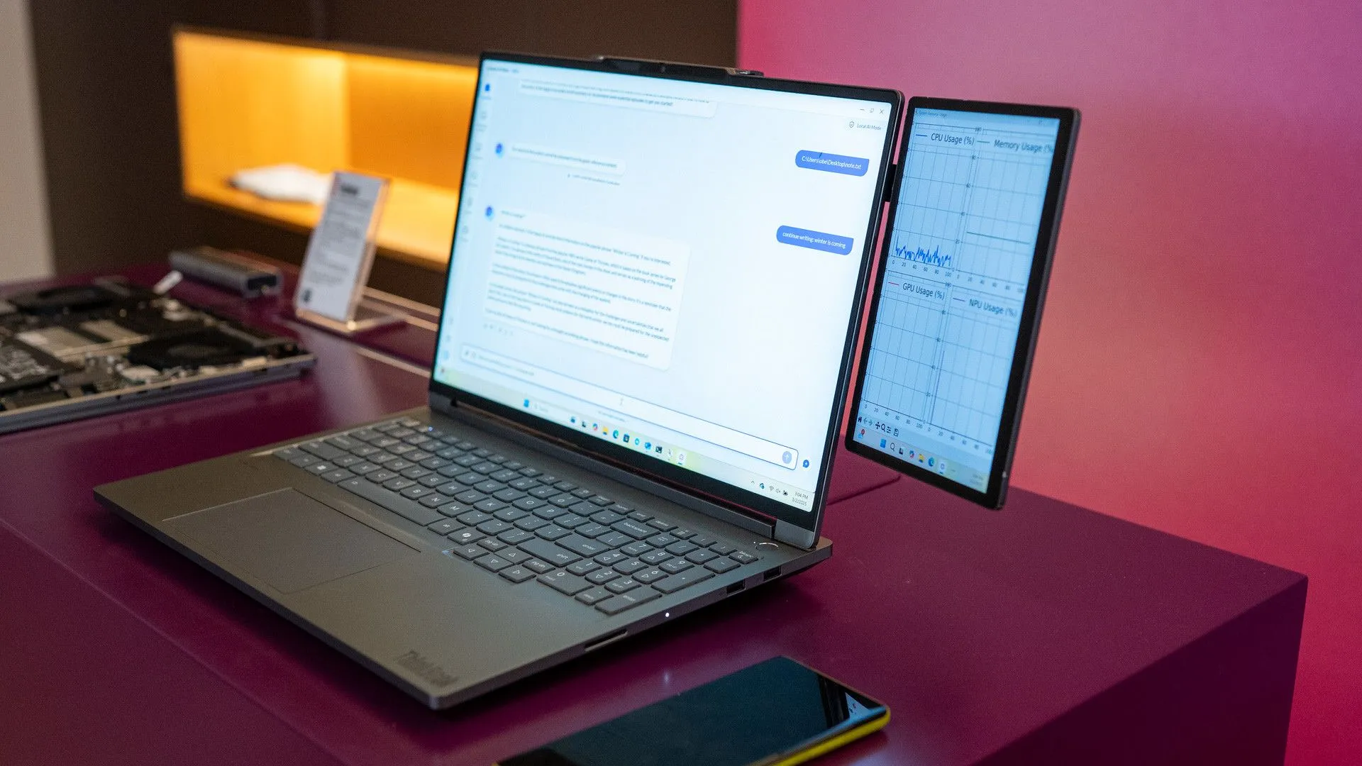 Màn hình Lenovo Magic Bay thứ hai được kết nối với laptop, minh họa việc sử dụng điện thoại Samsung làm màn hình phụ