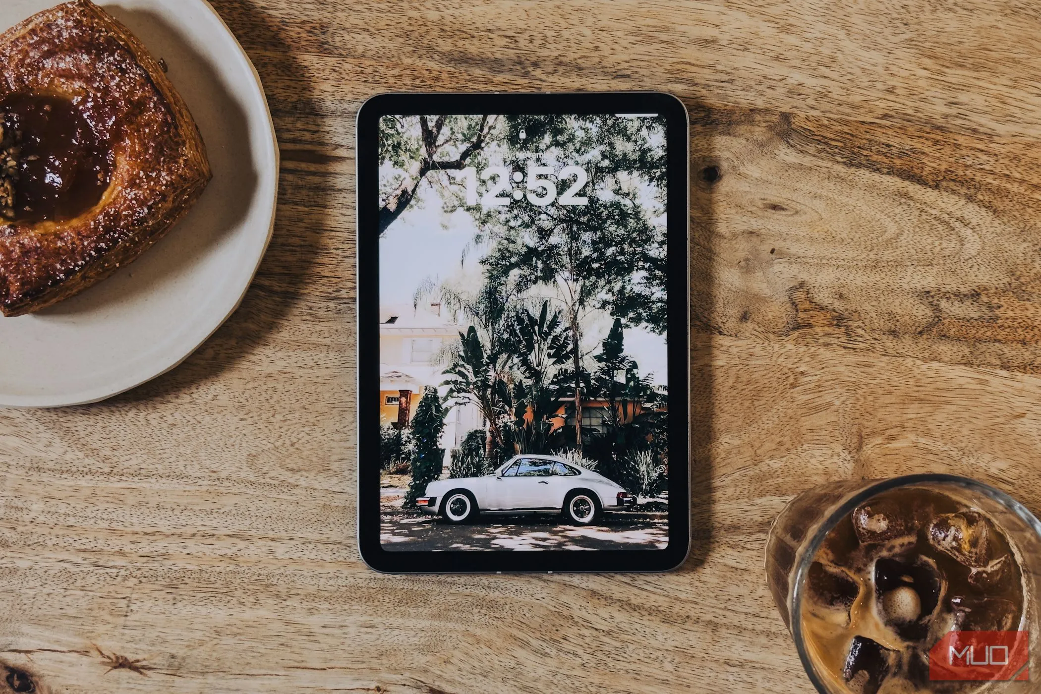 Màn hình Liquid Retina của iPad Mini A17 Pro hiển thị sắc nét trên bề mặt bàn