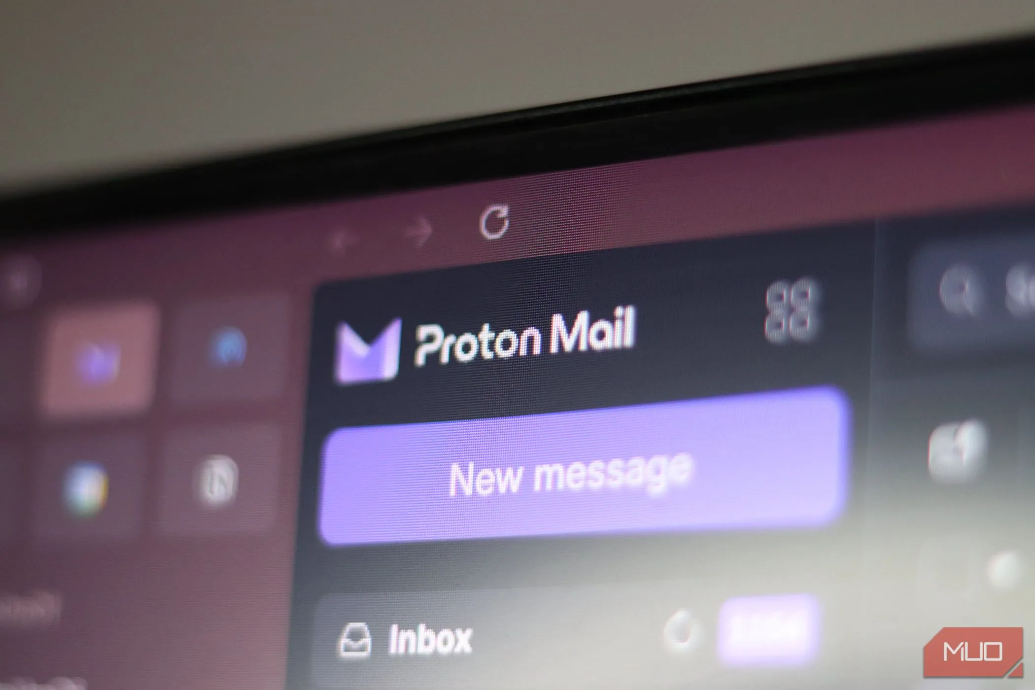 Màn hình máy tính hiển thị logo Proton Mail, biểu tượng quyền riêng tư