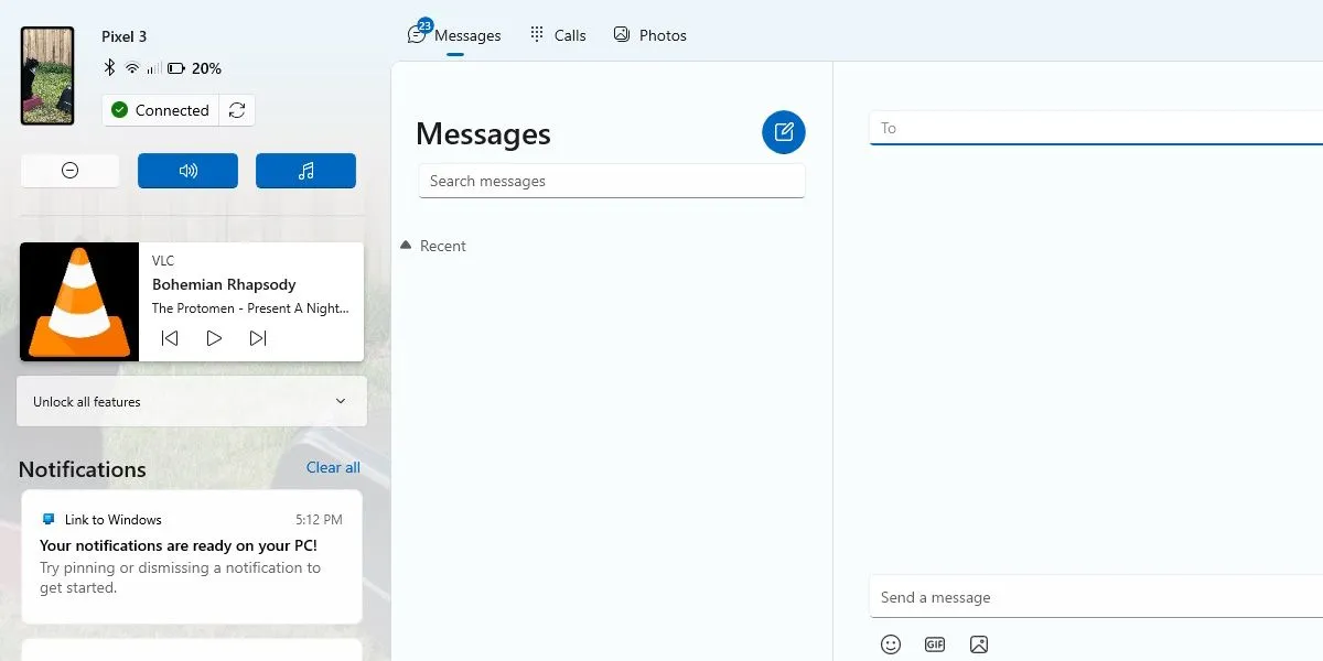 Màn hình máy tính Windows hiển thị tin nhắn qua ứng dụng Phone Link của Microsoft, cùng với trình phát nhạc VLC, minh họa khả năng kết nối giữa Android và PC.