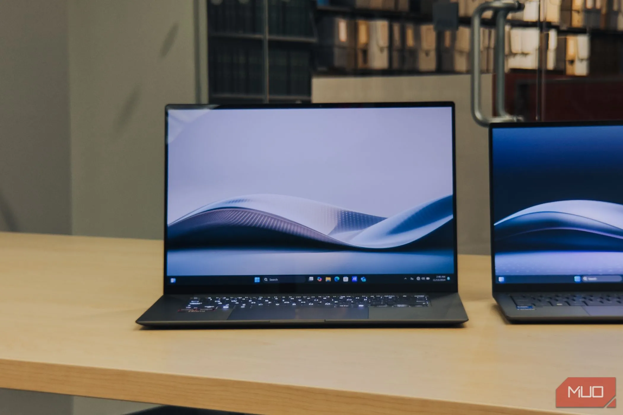 Màn hình OLED 16 inch tuyệt đẹp của ASUS Zenbook S 16 hiển thị nội dung sống động trên nền bàn gỗ