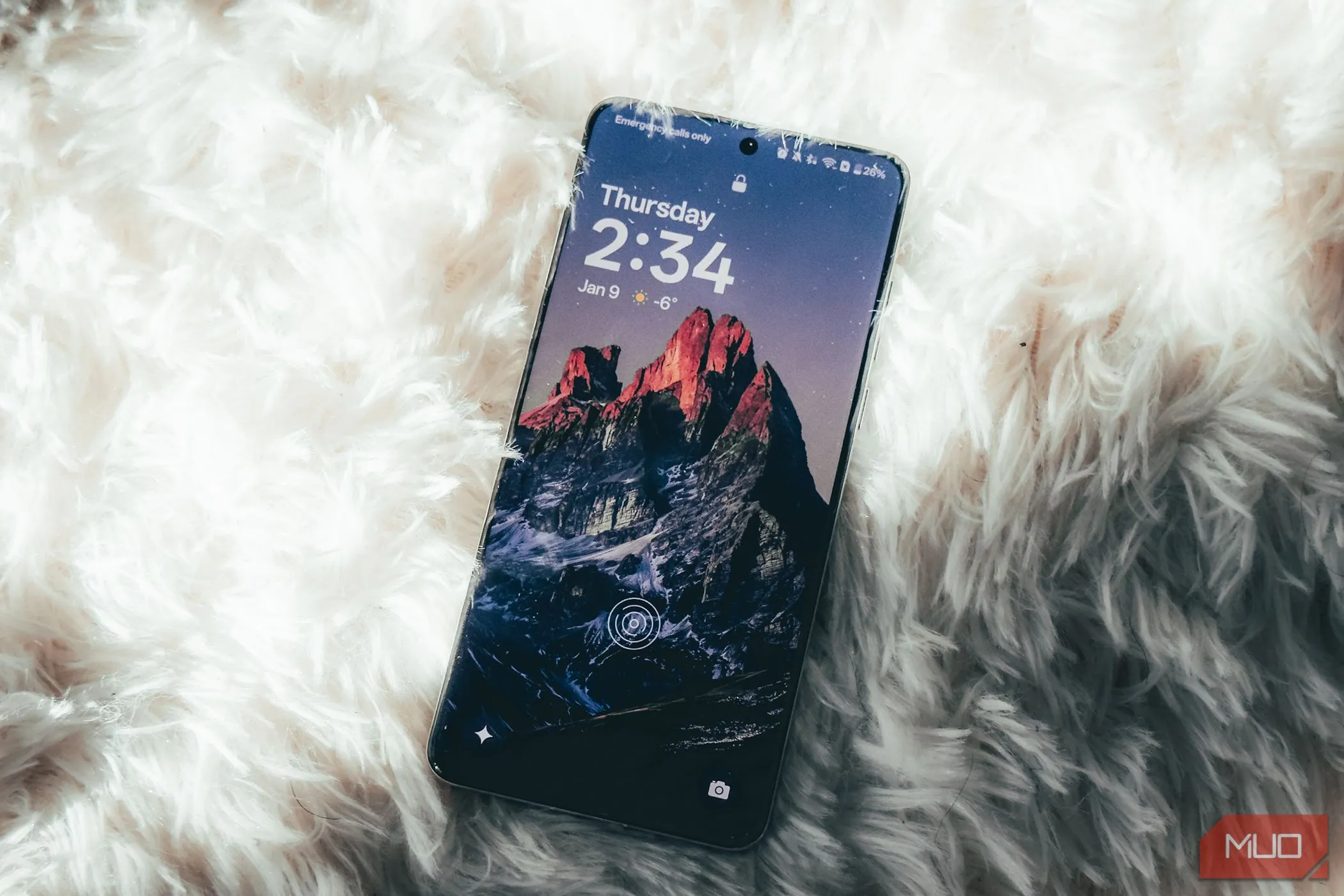 Màn hình OnePlus 13 hiển thị nội dung sống động, đặt trên bề mặt thảm trắng, làm nổi bật chất lượng hiển thị cao cấp.