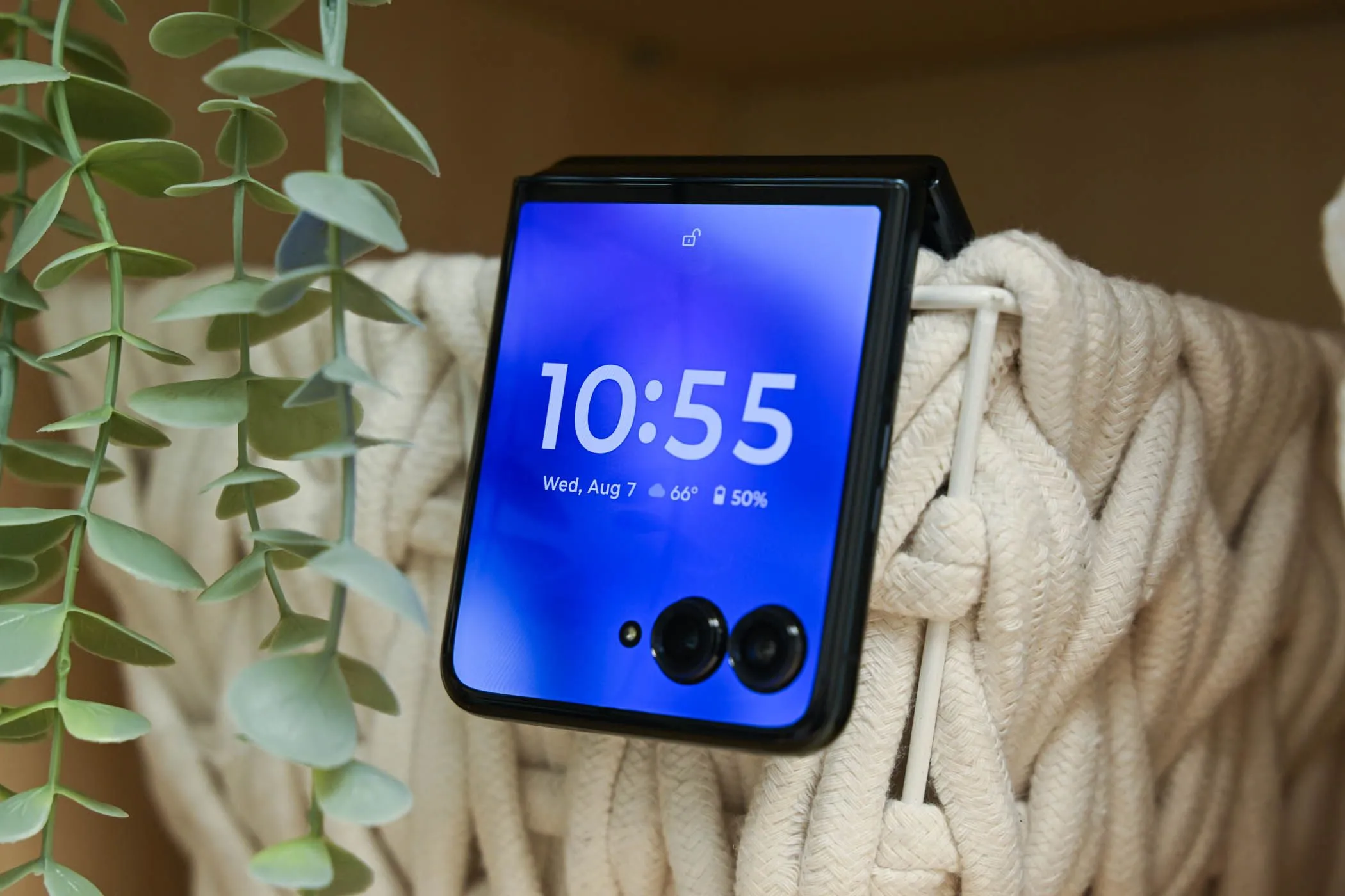 Màn hình phụ lớn của Motorola Razr+ hiển thị thông tin khi gập, tối ưu hóa trải nghiệm sử dụng nhanh.