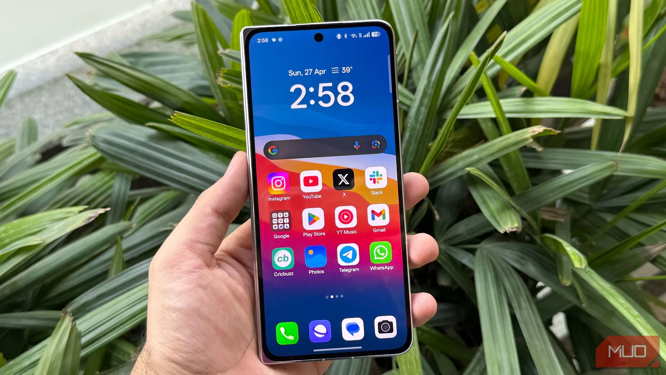 Màn hình phụ lớn, tiện dụng của OPPO Find N5 với tỷ lệ gần giống smartphone truyền thống