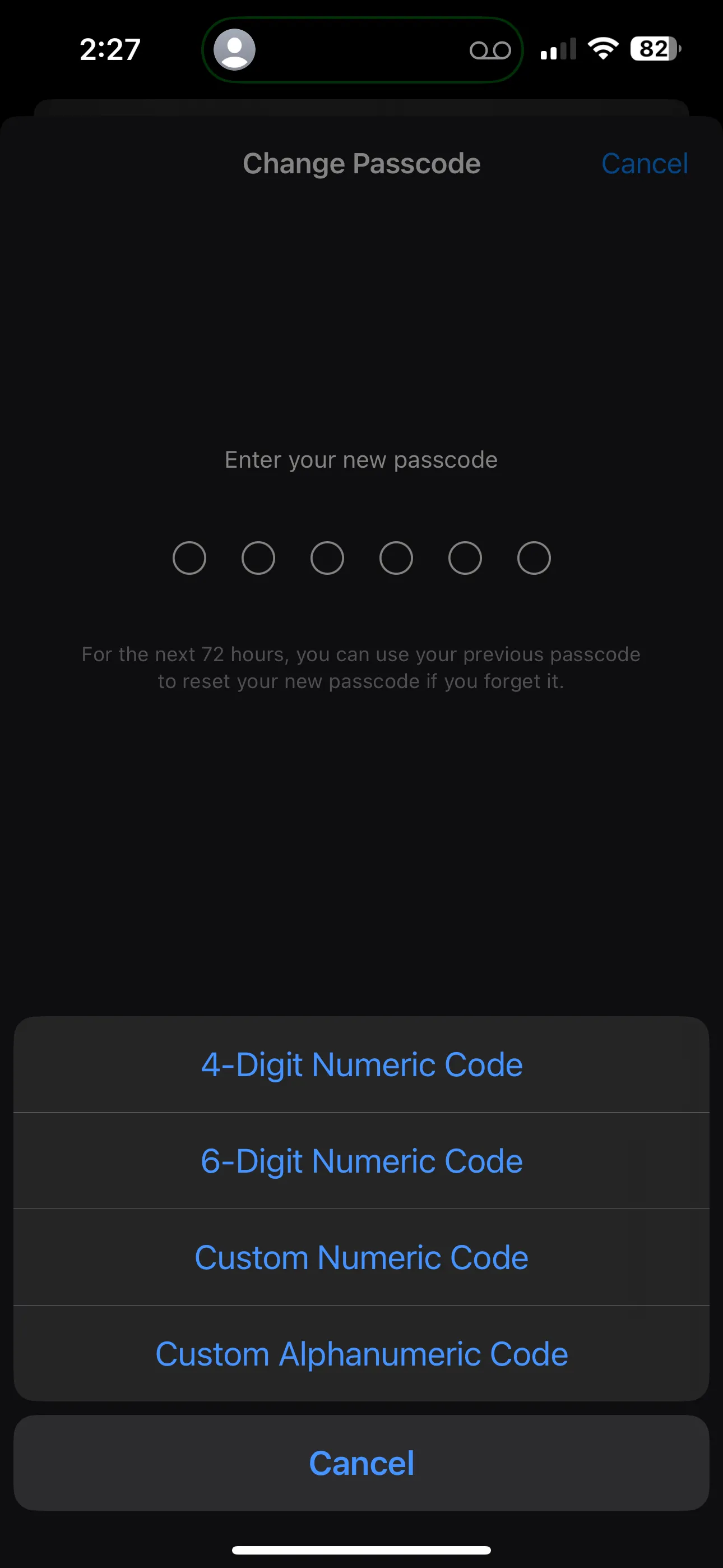 Màn hình thay đổi mật mã iPhone với tùy chọn Mã chữ và số tùy chỉnh