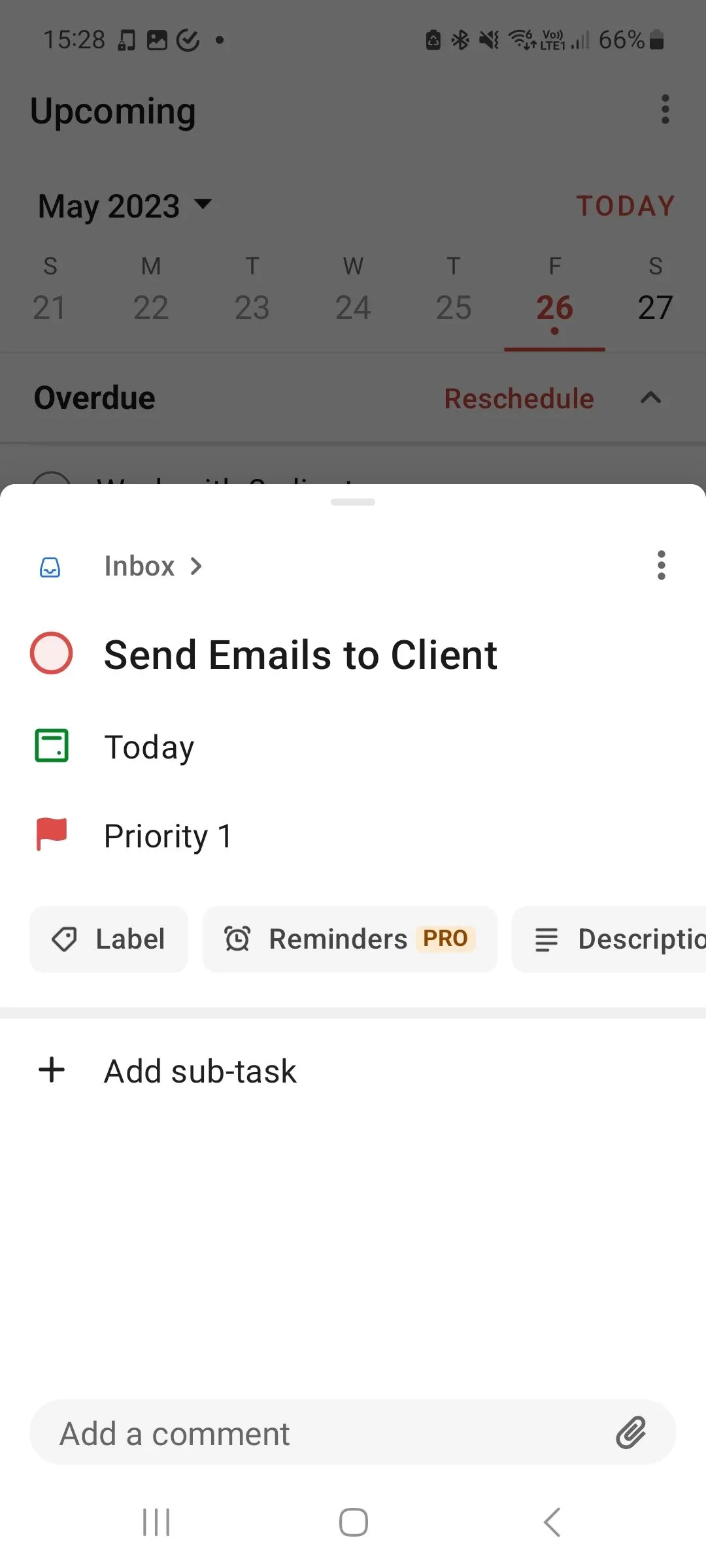 Màn hình Todoist hiển thị nhiệm vụ gửi email với ưu tiên cao nhất