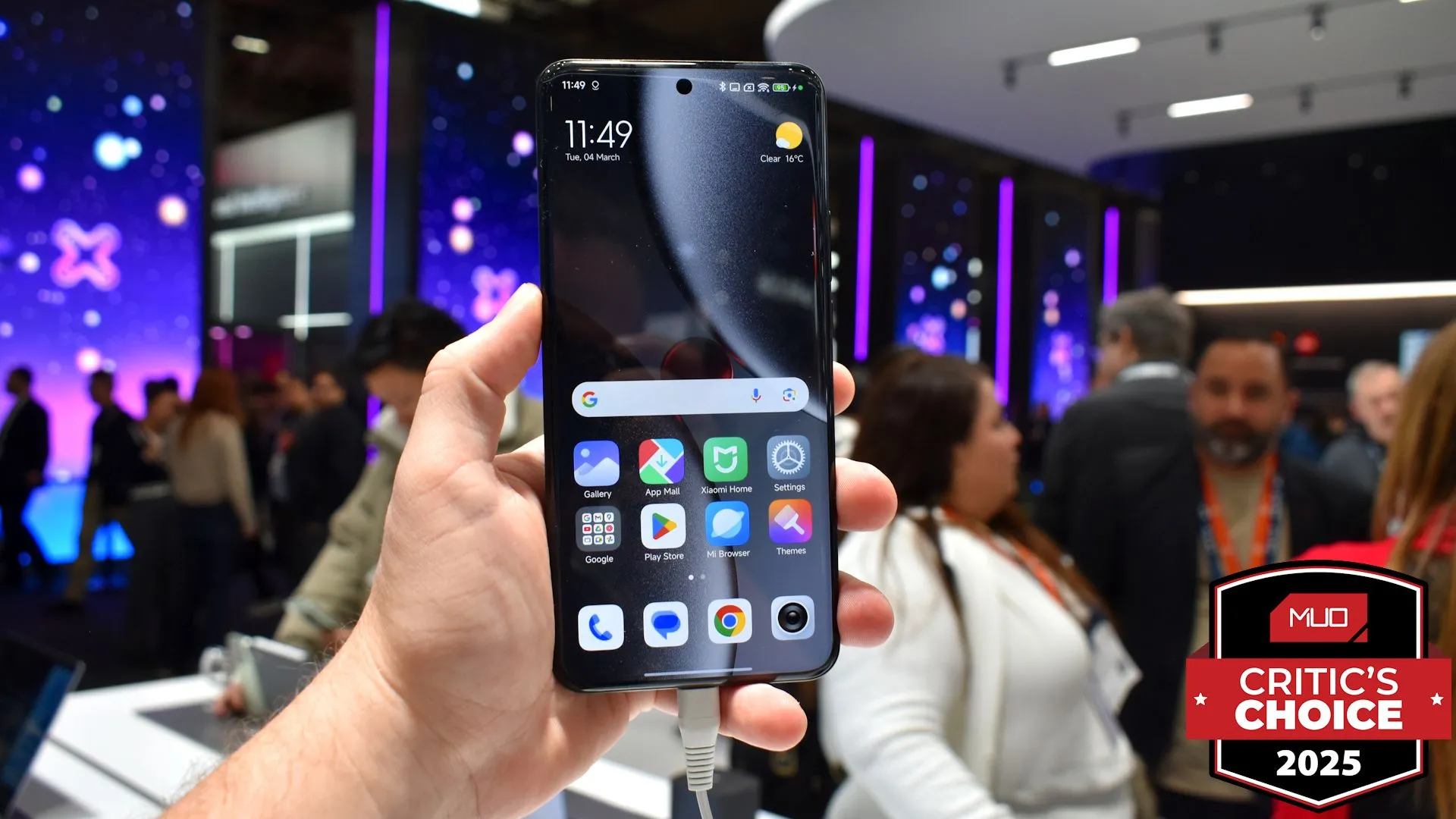 Màn hình trước của Xiaomi 15 Ultra tại MWC 2025, mẫu điện thoại nổi bật.