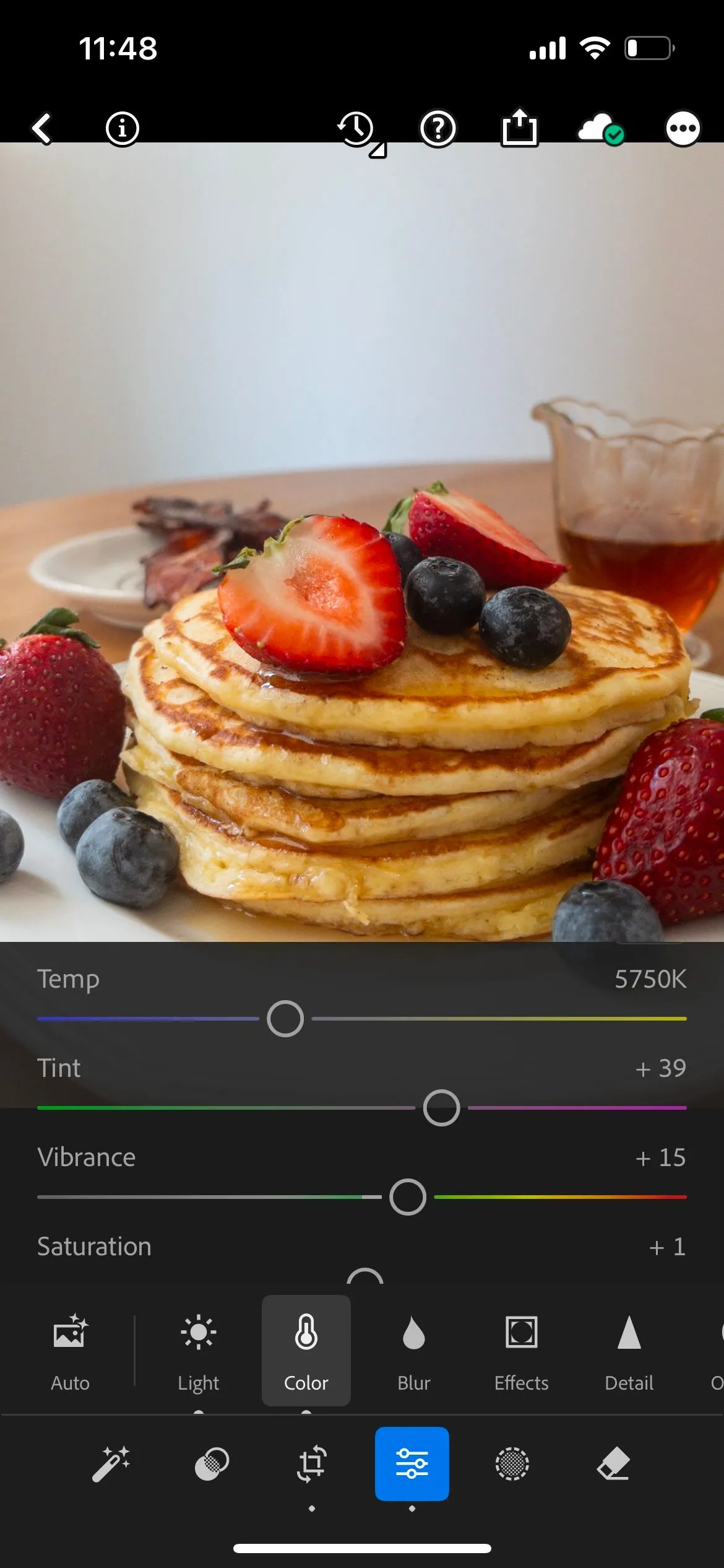 Màn hình ứng dụng Lightroom Mobile hiển thị giao diện chỉnh sửa màu sắc, minh họa các tùy chọn điều chỉnh như độ bão hòa và tông màu để làm ảnh đồ ăn hấp dẫn hơn.