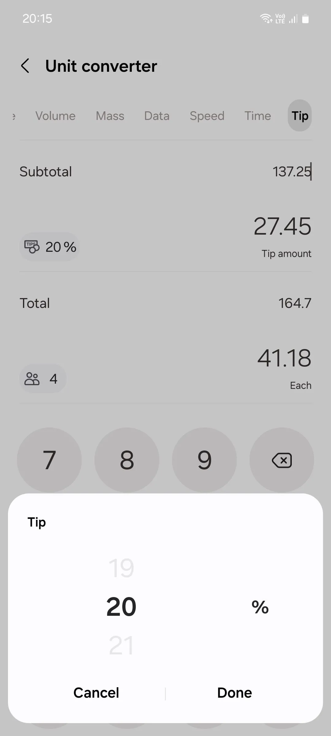Màn hình ứng dụng Máy tính Samsung đang tính tiền tip và chia hóa đơn