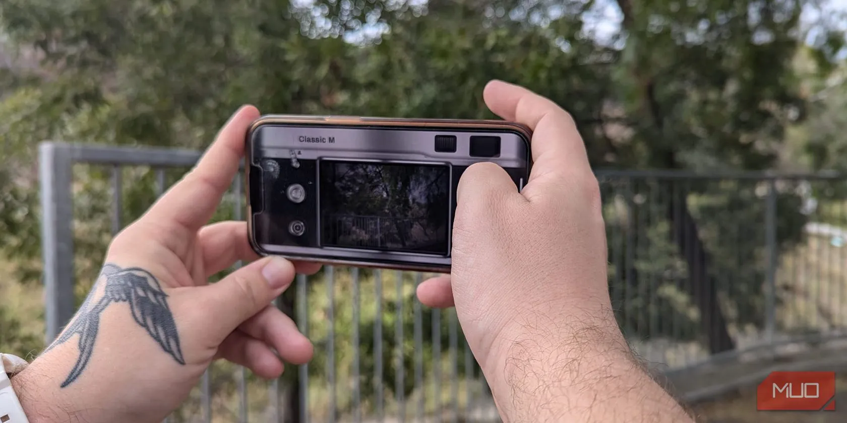 Màn hình ứng dụng OldRoll trên iPhone mô phỏng giao diện máy ảnh film truyền thống với kính ngắm lớn và các tùy chọn điều chỉnh.