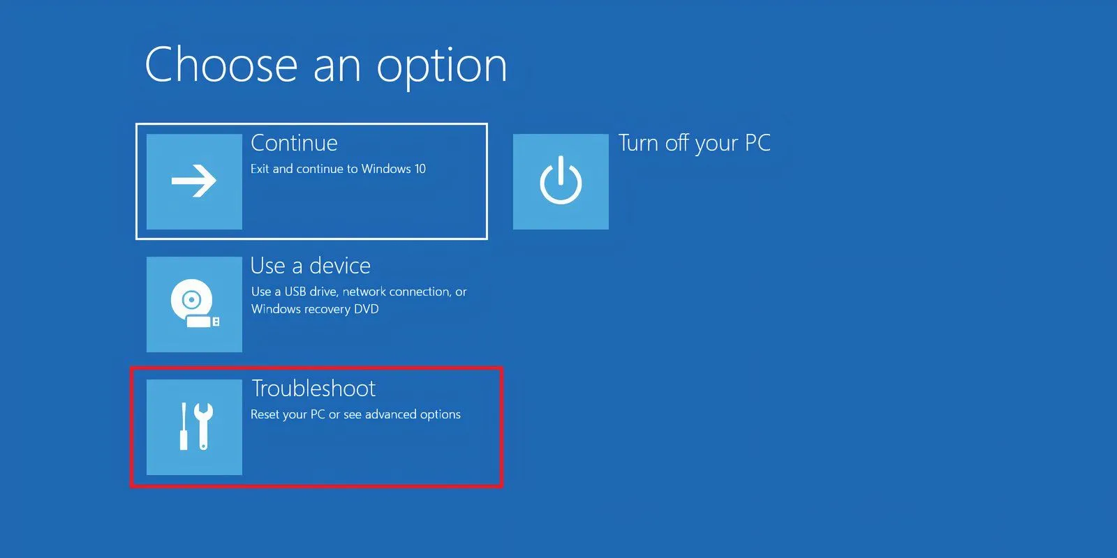 Màn hình Windows Recovery Environment (WinRE) hiển thị tùy chọn "Troubleshoot" (Khắc phục sự cố)