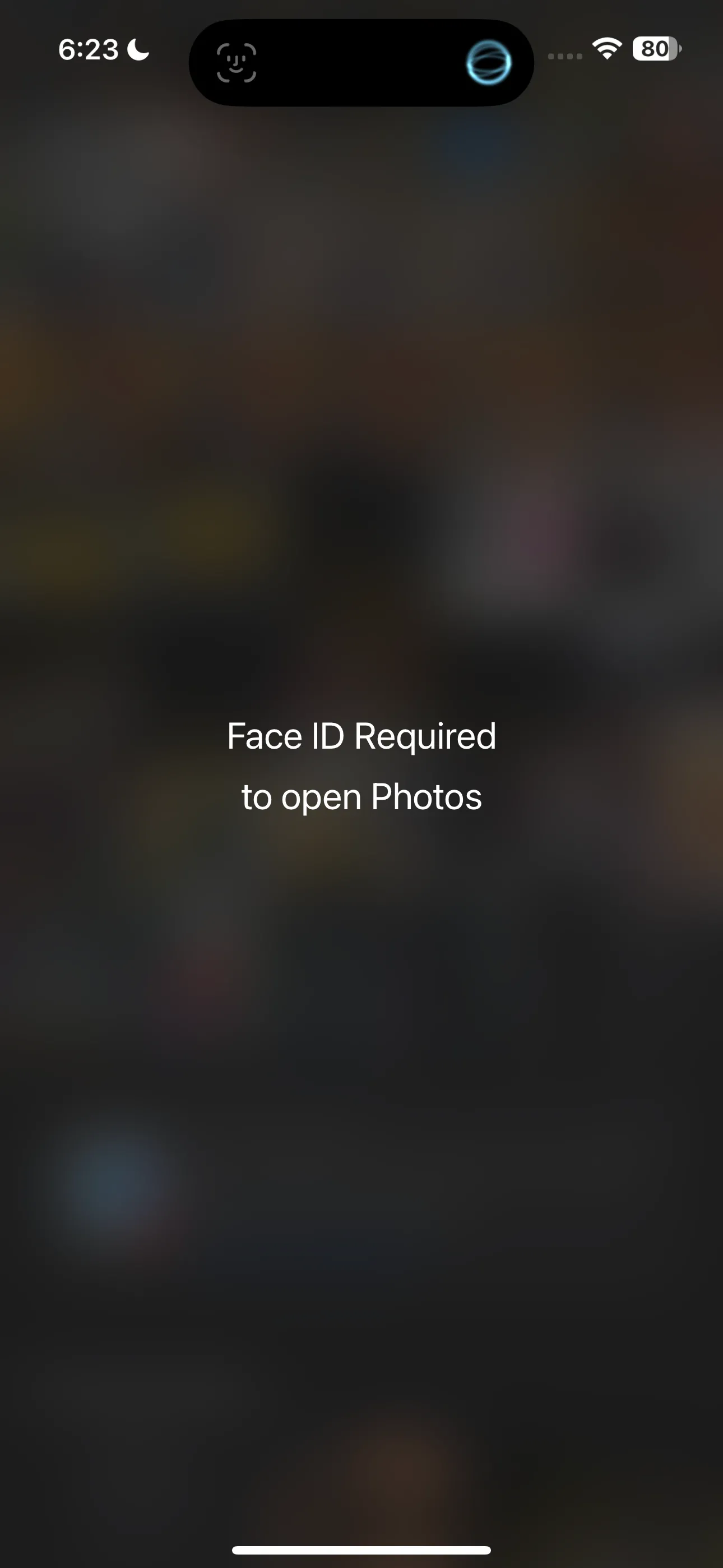 Màn hình yêu cầu xác thực Face ID khi mở ứng dụng Ảnh đã khóa trên iPhone