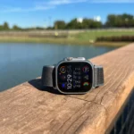 Mặt bên Apple Watch Ultra 2 màu đen titanium thể hiện màn hình sáng