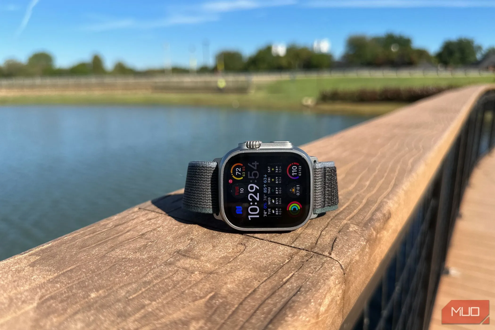 Mặt bên Apple Watch Ultra 2 màu đen titanium thể hiện màn hình sáng