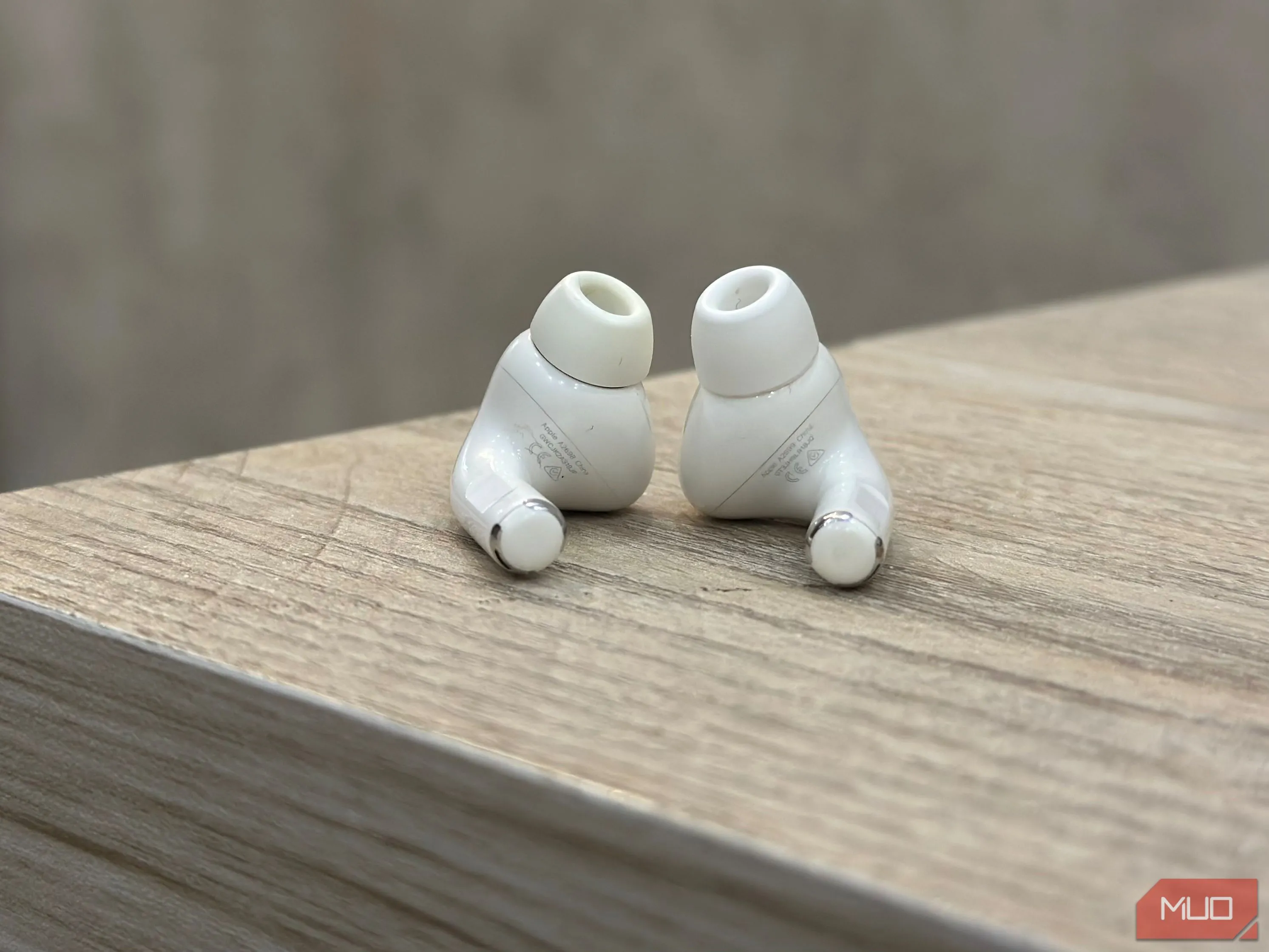 Mặt dưới của tai nghe AirPods Pro 2, nơi hiển thị rõ ràng số model (bắt đầu bằng chữ A) được in nhỏ để nhận dạng phiên bản.