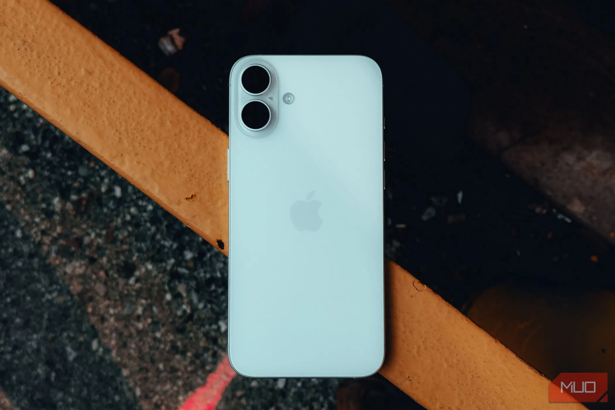 Mặt lưng iPhone 16 Plus trên lan can
