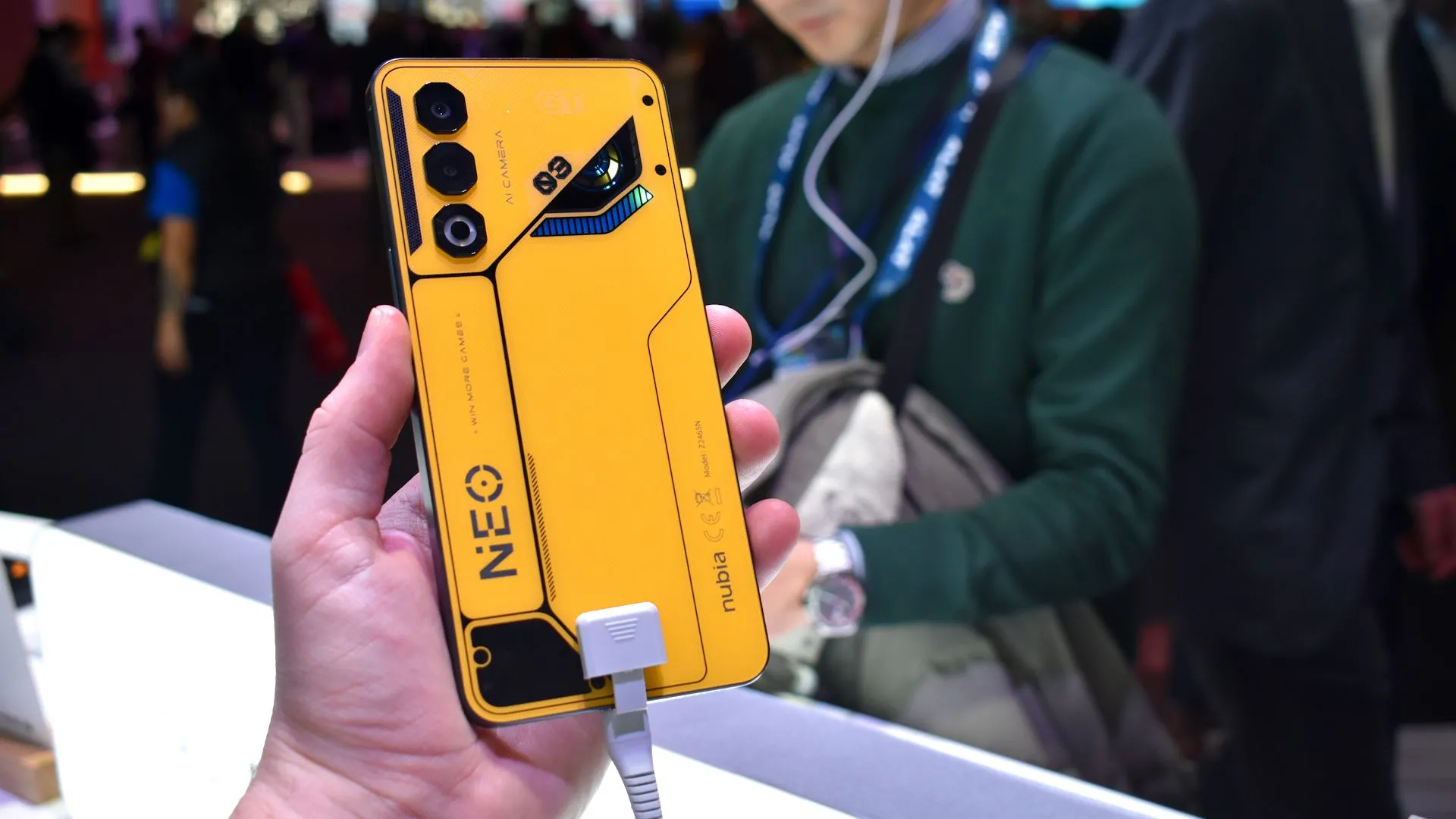 Mặt lưng màu vàng nổi bật của Nubia Neo 3 GT 5G tại sự kiện MWC 2025.