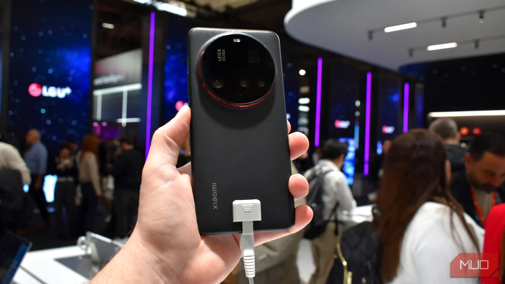 Mặt lưng thiết kế sang trọng của Xiaomi 15 Ultra được trưng bày tại MWC 2025.