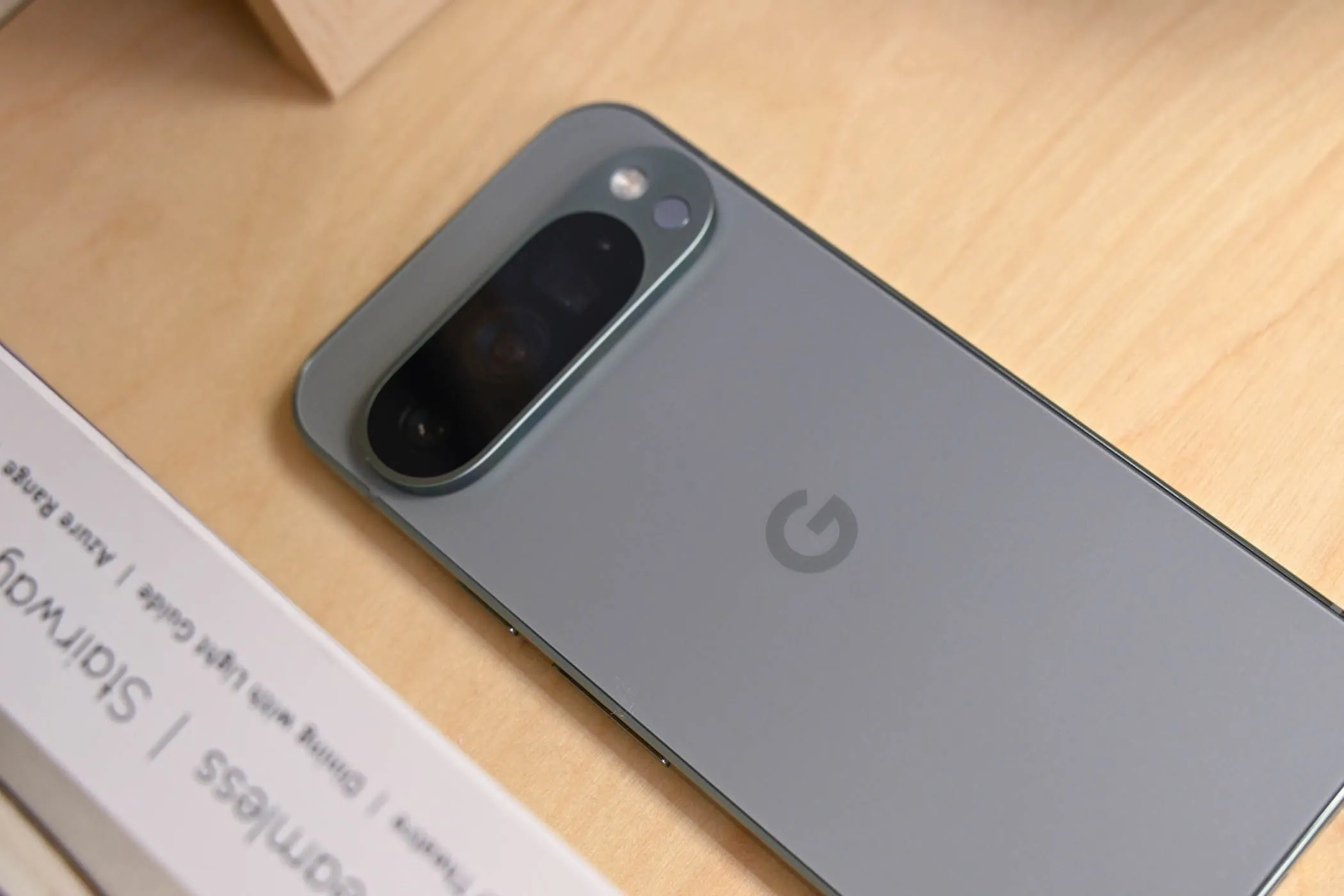 Mặt lưng và cụm camera của điện thoại Google Pixel 9 Pro, minh họa một thiết bị được bảo vệ toàn diện