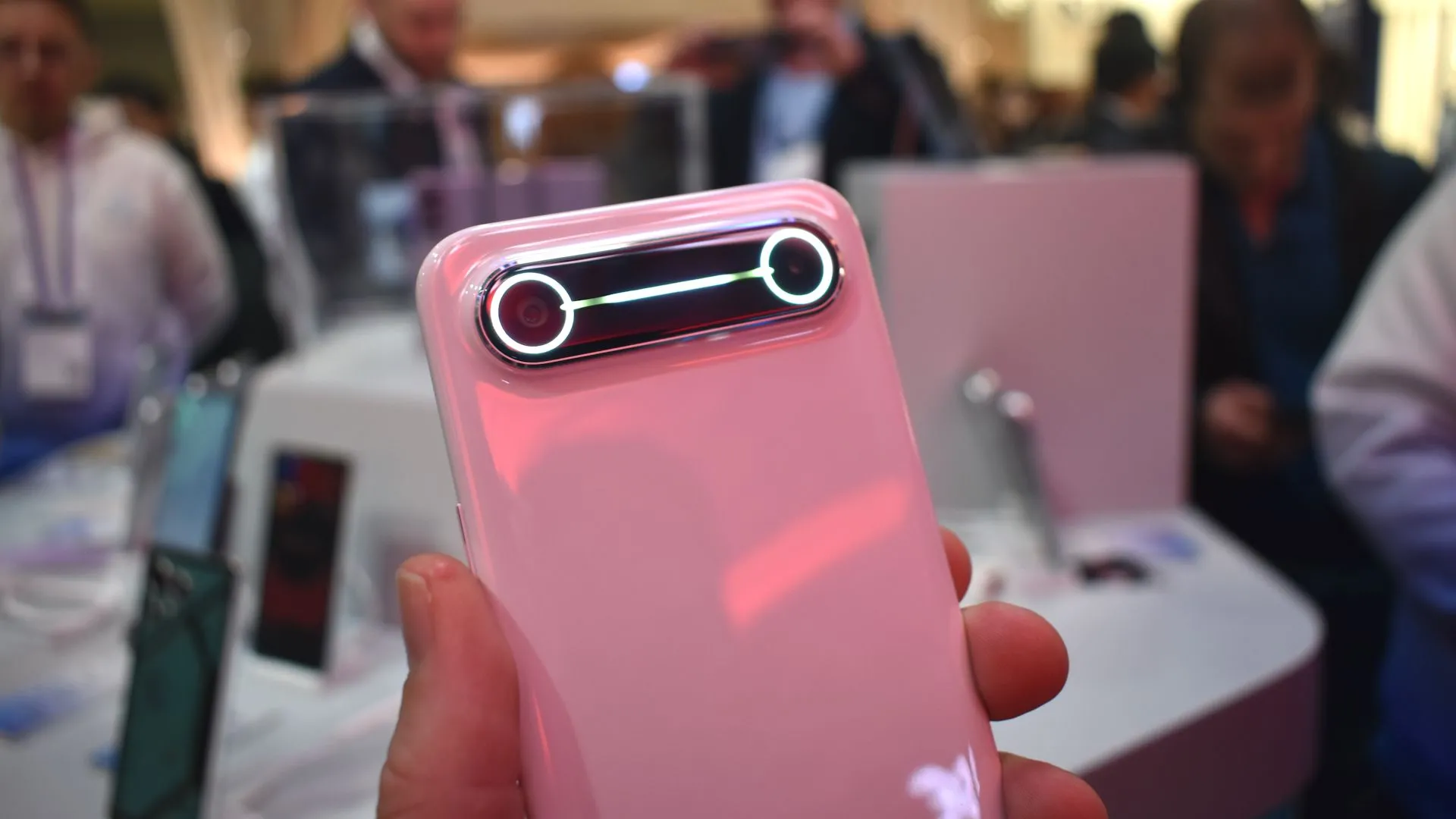 Mặt lưng và cụm camera của điện thoại Tecno Spark Slim Concept tại sự kiện MWC 2025.