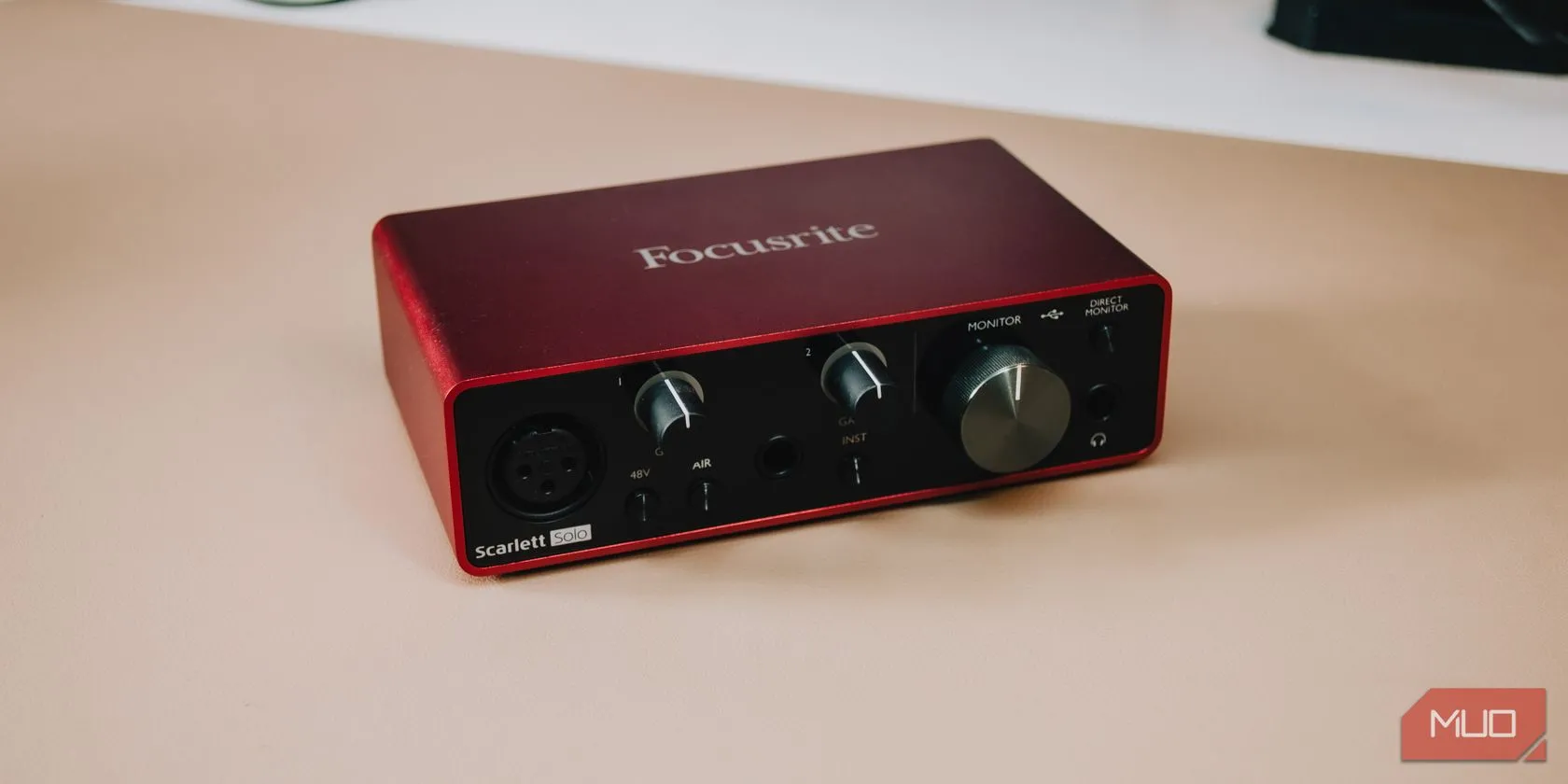 Mặt trước của bộ giao diện âm thanh Focusrite Scarlett Solo Gen 3