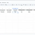 Mẫu bảng theo dõi đăng ký dịch vụ nâng cao trong Google Sheets hiển thị các cột bổ sung như Ngày Đến Hạn Kế Tiếp và Số Ngày Đến Hạn, giúp người dùng dễ dàng quản lý chi phí hàng tháng.