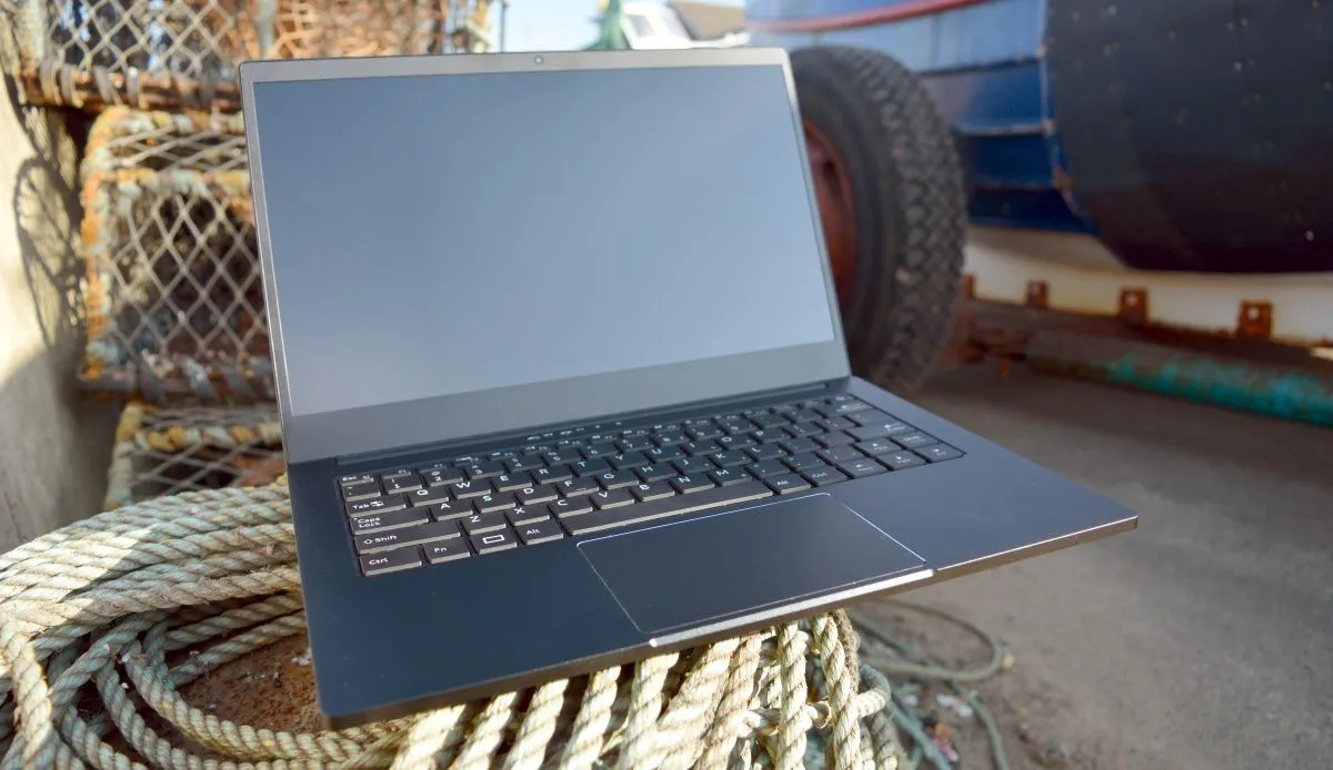 mẫu laptop Purism Librem với thiết kế chắc chắn, nổi bật với tính năng bảo mật vật lý như công tắc ngắt (kill switch).