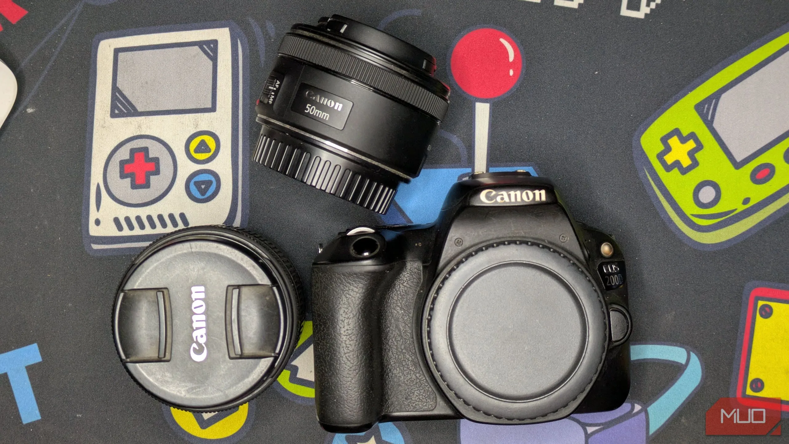 Máy ảnh Canon 200D (Rebel SL2) cùng các ống kính 18-55mm và 50mm, biểu trưng cho tiềm năng học hỏi và phát triển không ngừng với DSLR.