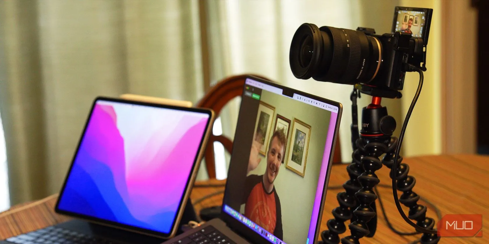 Máy ảnh DSLR đang được sử dụng làm webcam kết nối với MacBook Pro, cho thấy sự tích hợp dễ dàng vào hệ thống làm việc