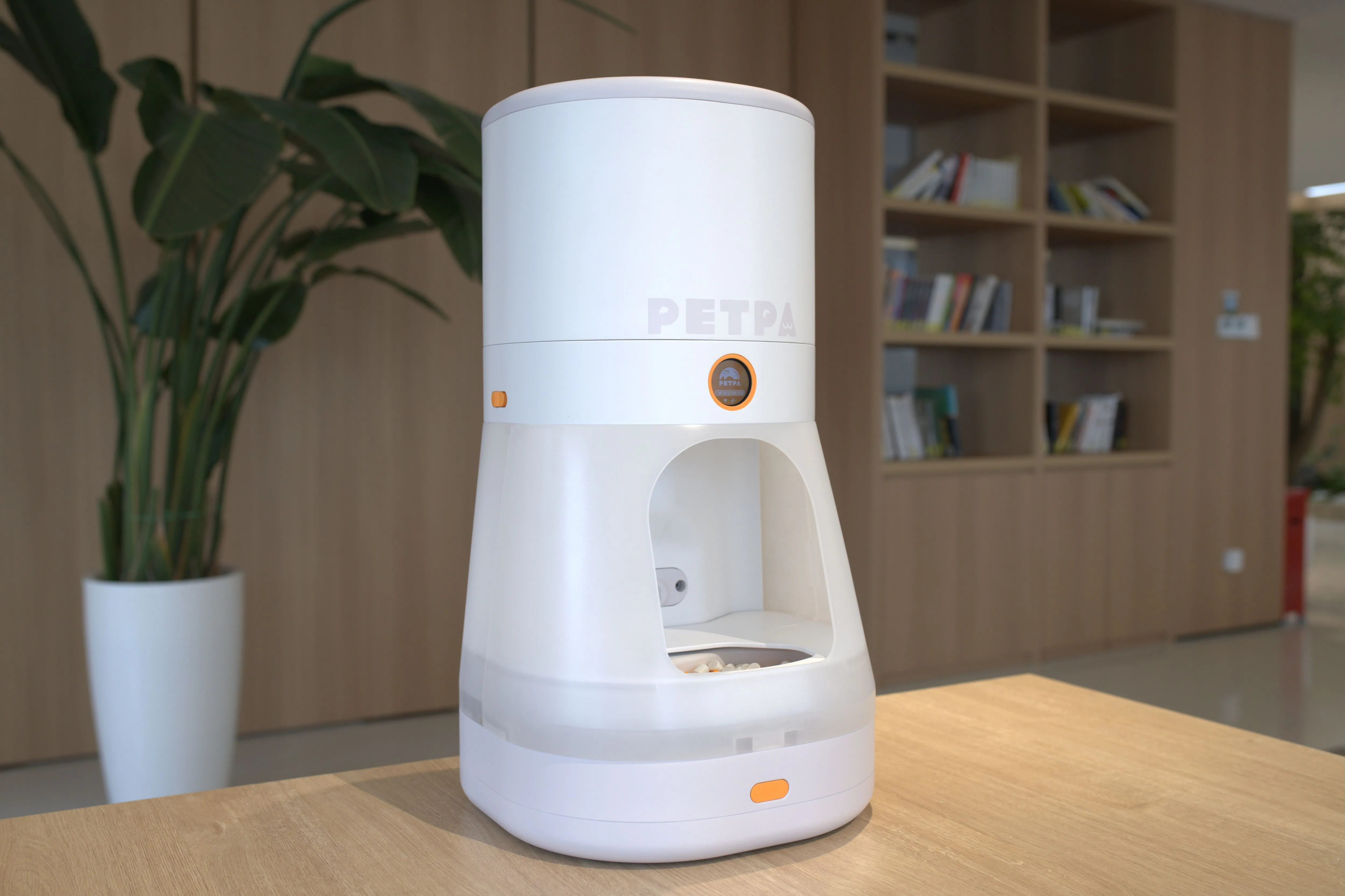 Máy cho ăn tự động PETPA Multi-Pet Feeder đặt trên bàn, được thiết kế để quản lý bữa ăn cho nhiều thú cưng.