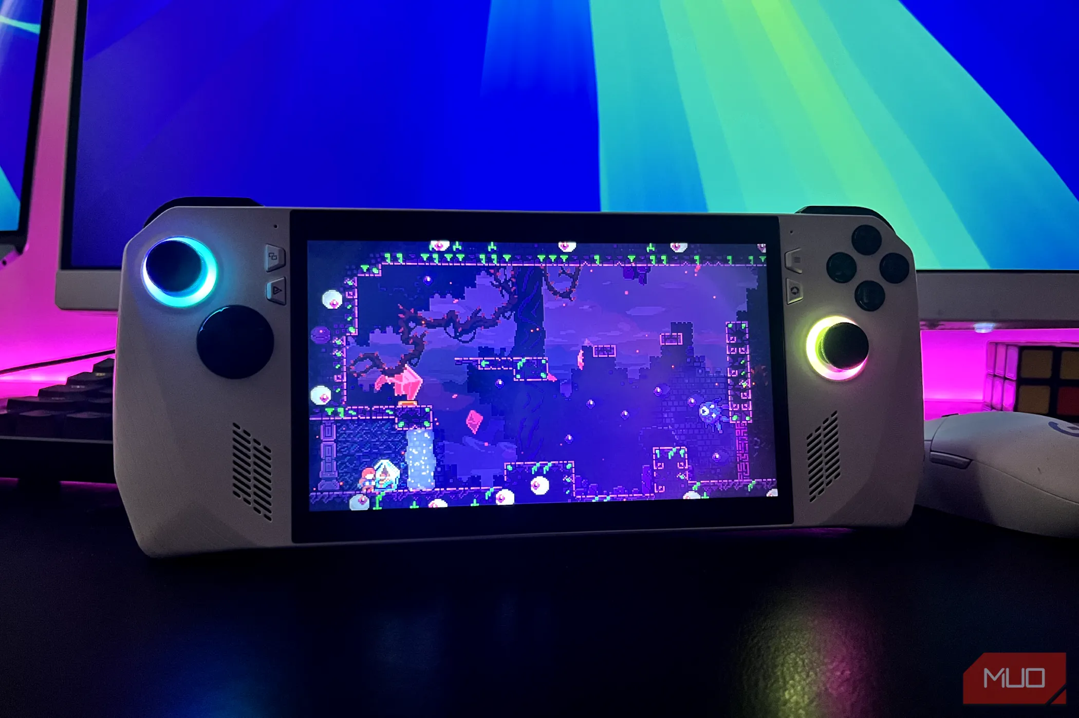 Máy chơi game cầm tay ASUS ROG Ally màu trắng nhìn nghiêng