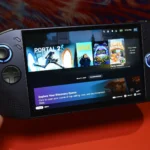 Máy chơi game cầm tay Lenovo Legion Go S màu đen nhìn từ mặt trước, đang được cầm trên tay, kèm huy hiệu giải thưởng CES.