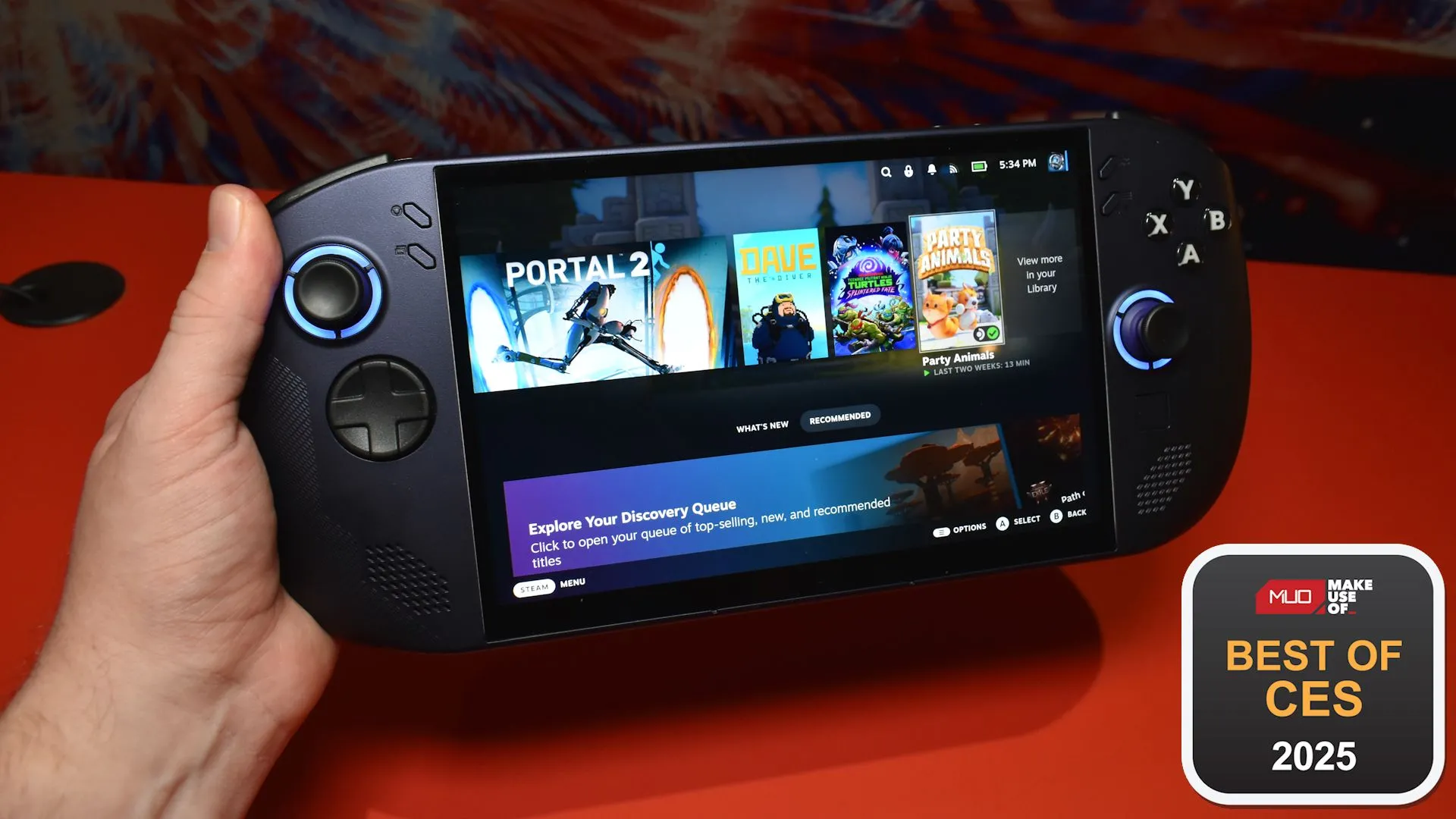 Máy chơi game cầm tay Lenovo Legion Go S màu đen nhìn từ mặt trước, đang được cầm trên tay, kèm huy hiệu giải thưởng CES.