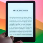 Máy đọc sách Amazon Kindle Paperwhite Signature Edition hiển thị nội dung tóm tắt series sách.
