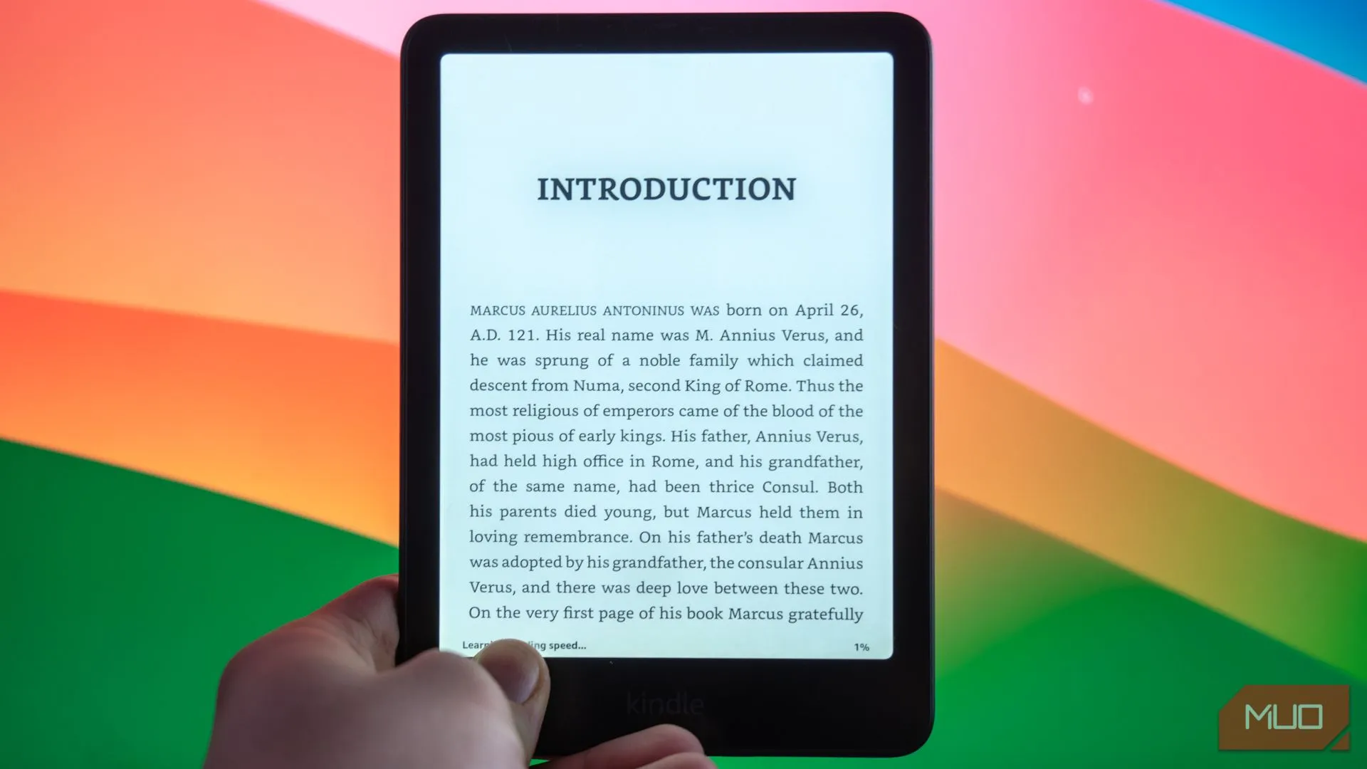 Máy đọc sách Amazon Kindle Paperwhite Signature Edition hiển thị nội dung tóm tắt series sách.