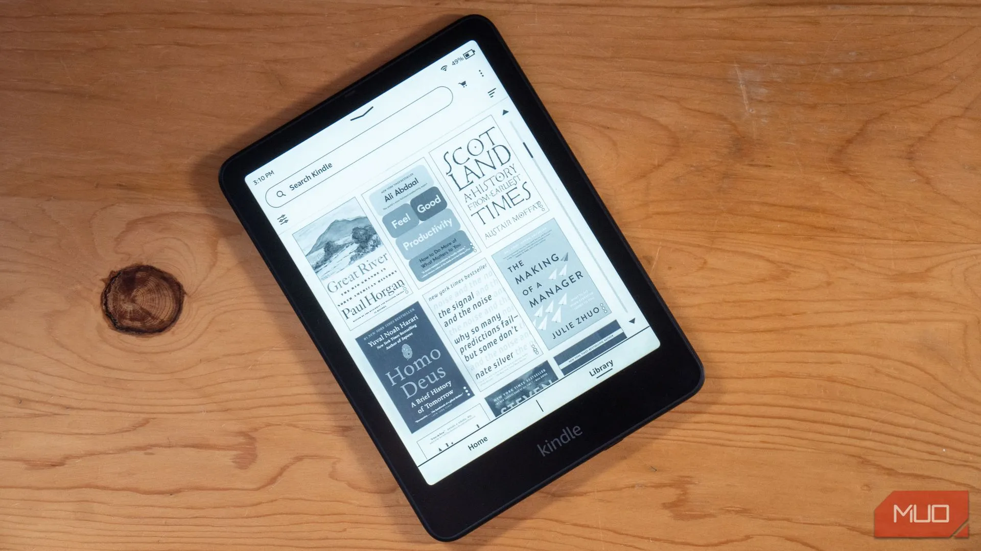 Máy đọc sách điện tử Kindle Paperwhite trên bàn làm việc
