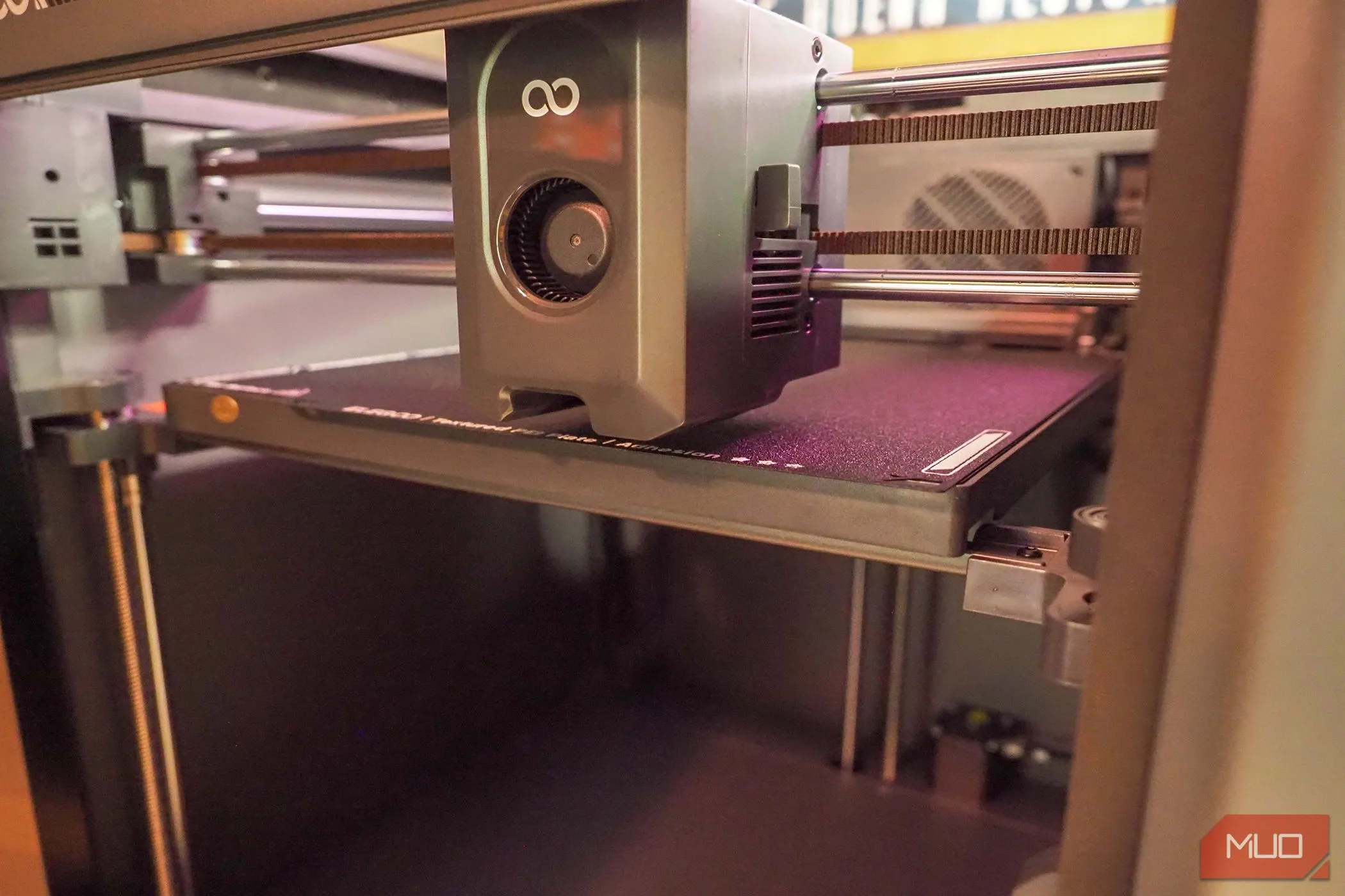 Máy in 3D Elegoo Centauri Carbon đang thực hiện quá trình cân bằng bàn in tự động