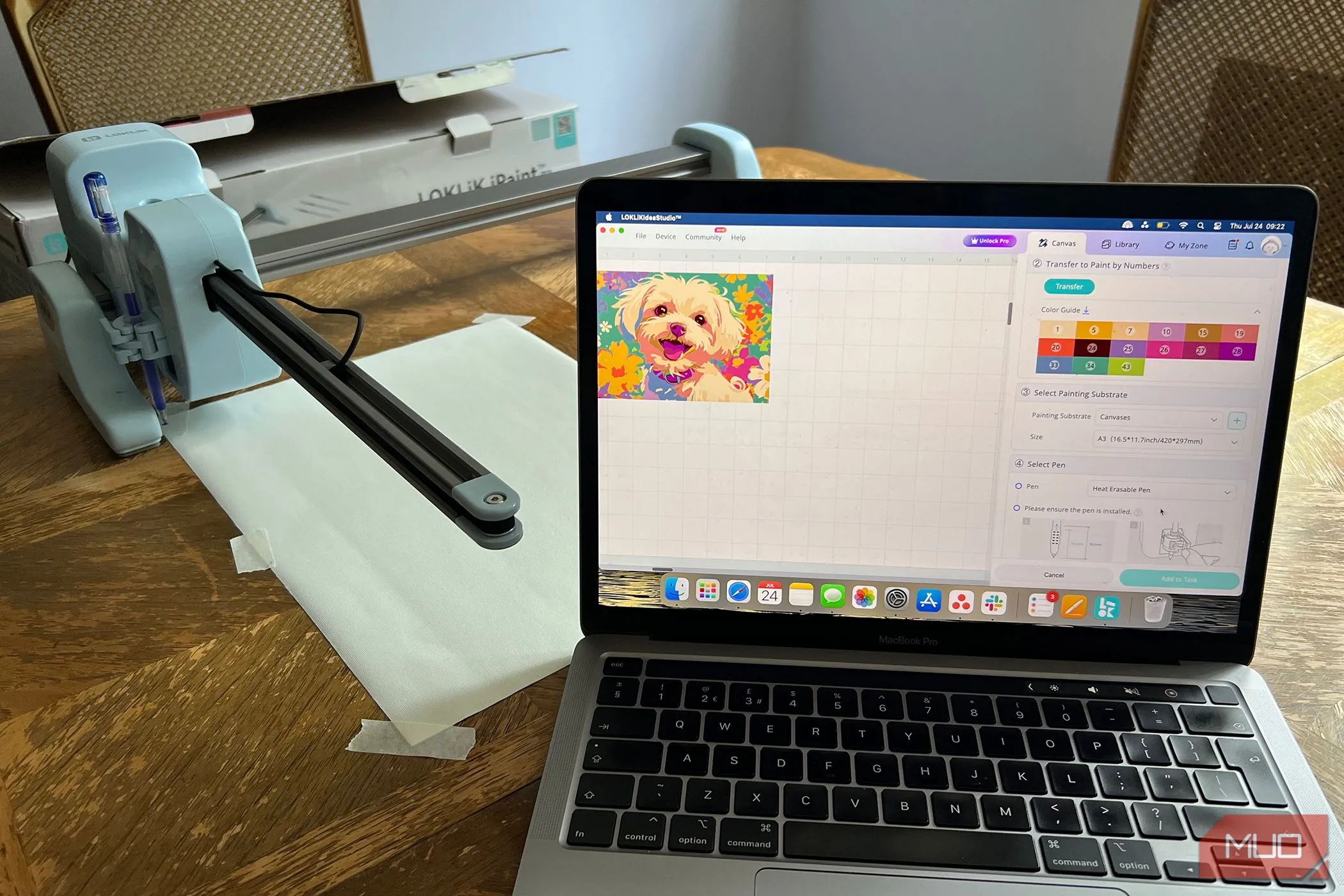 Máy LOKLiK iPaint với khung vẽ trống và hình ảnh hiển thị trên MacBook